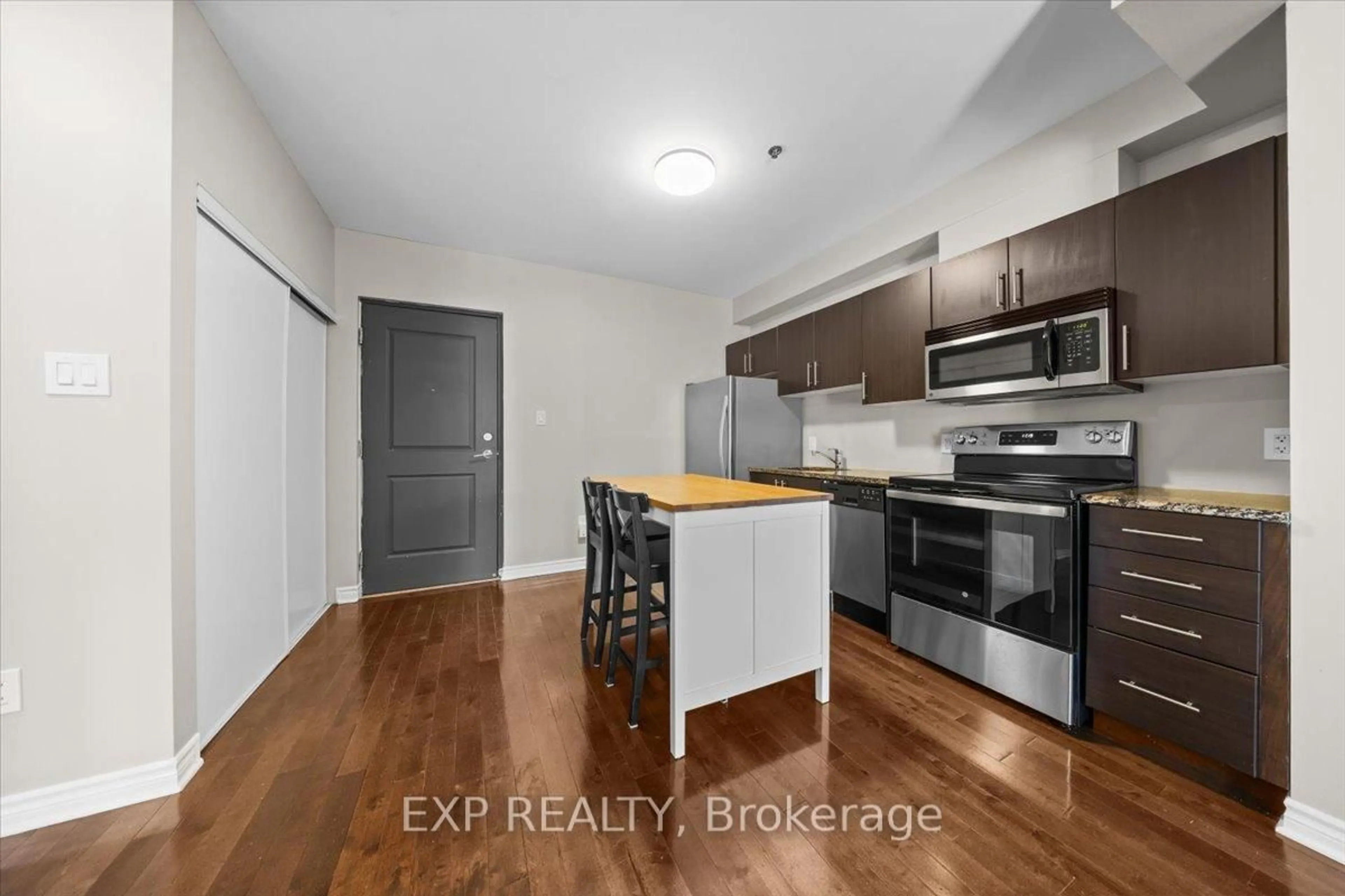 Standard kitchen, wood/laminate floor for 429 Kent St #118, Ottawa Ontario K2P 1B5