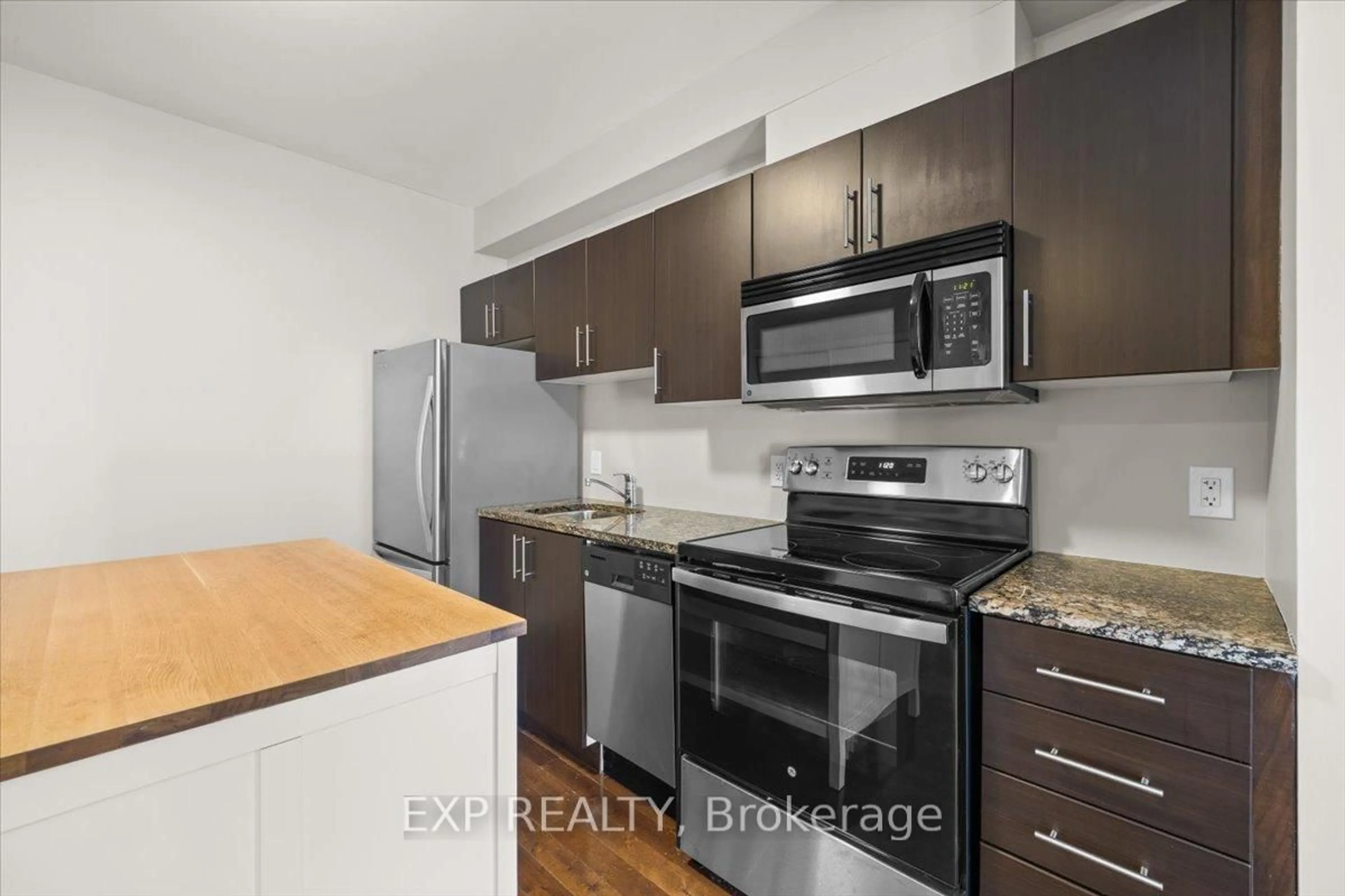 Standard kitchen, unknown for 429 Kent St #118, Ottawa Ontario K2P 1B5