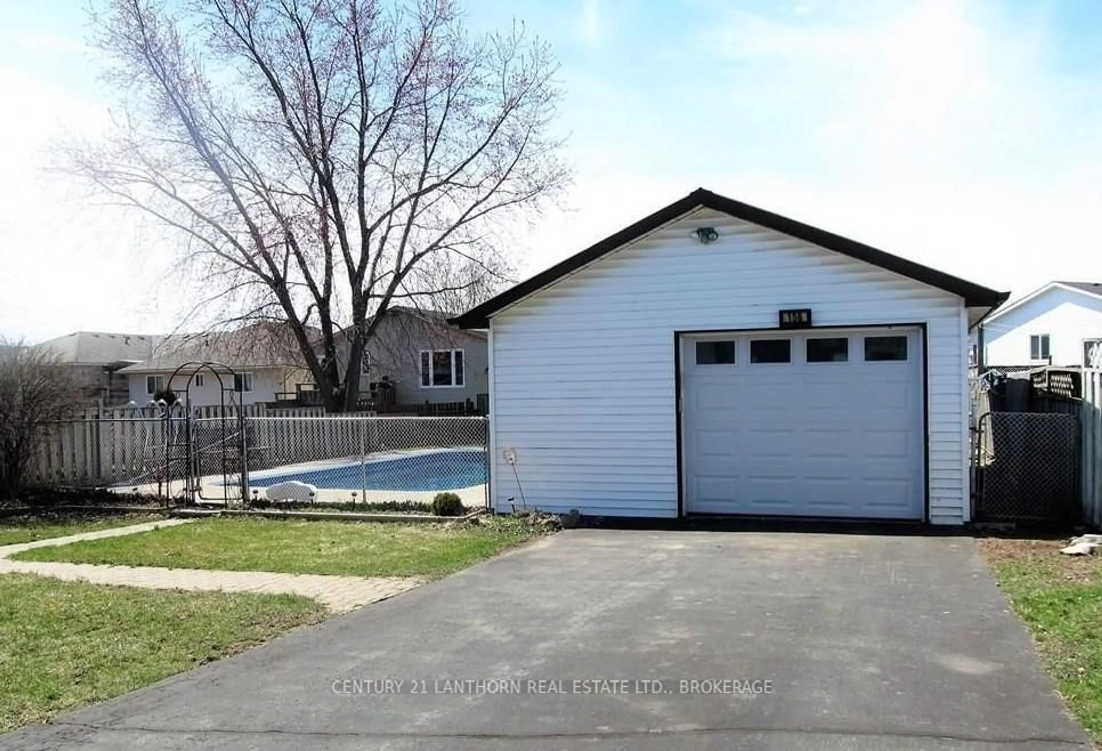 Indoor garage for 156 West St, Belleville Ontario K8N 4X9