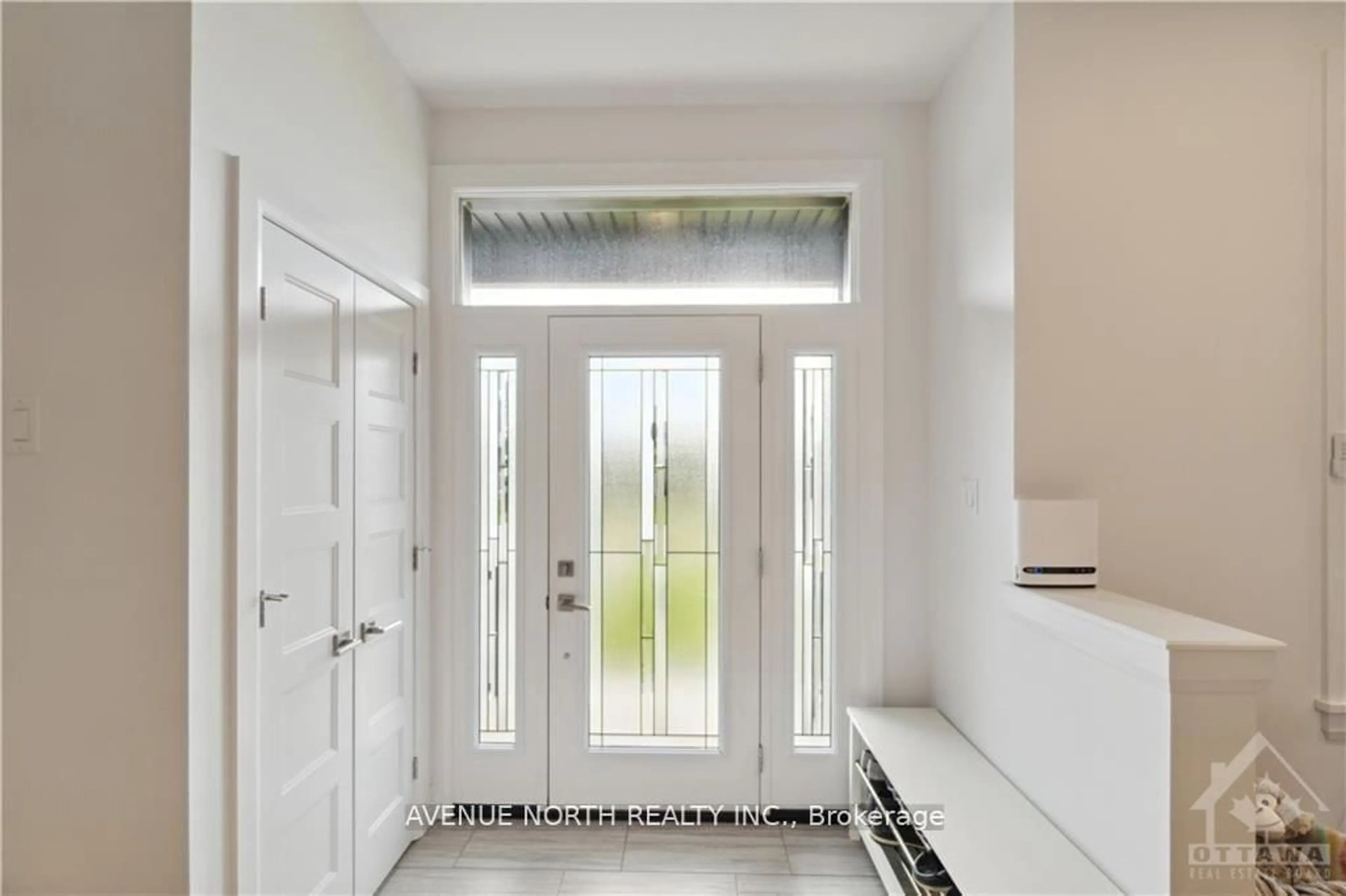 Indoor entryway for 580 STRASBOURG St, Russell Ontario K0A 1W0