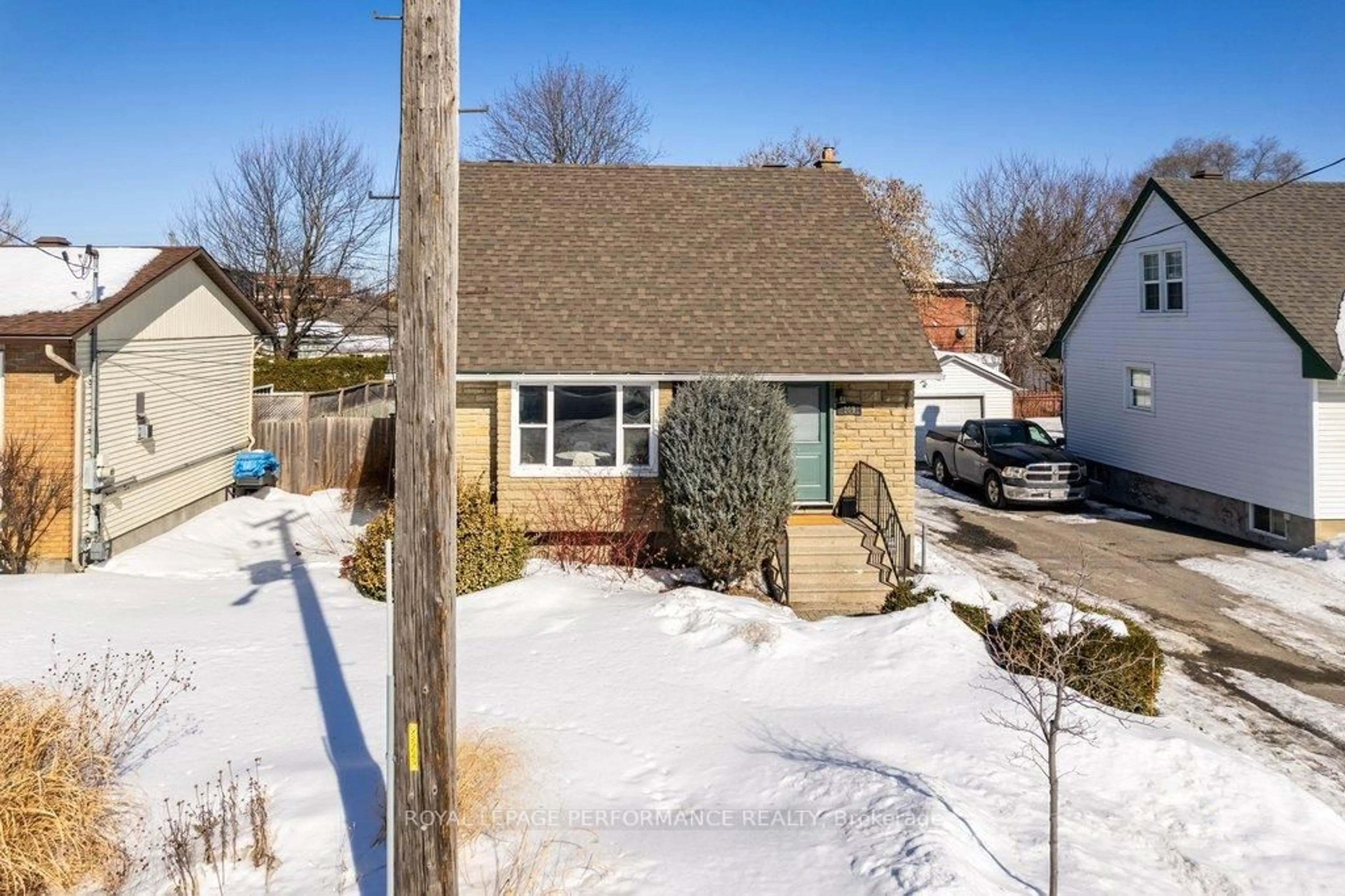 A pic from outside/outdoor area/front of a property/back of a property/a pic from drone, street for 309 Glynn Ave, Ottawa Ontario K1K 1R9