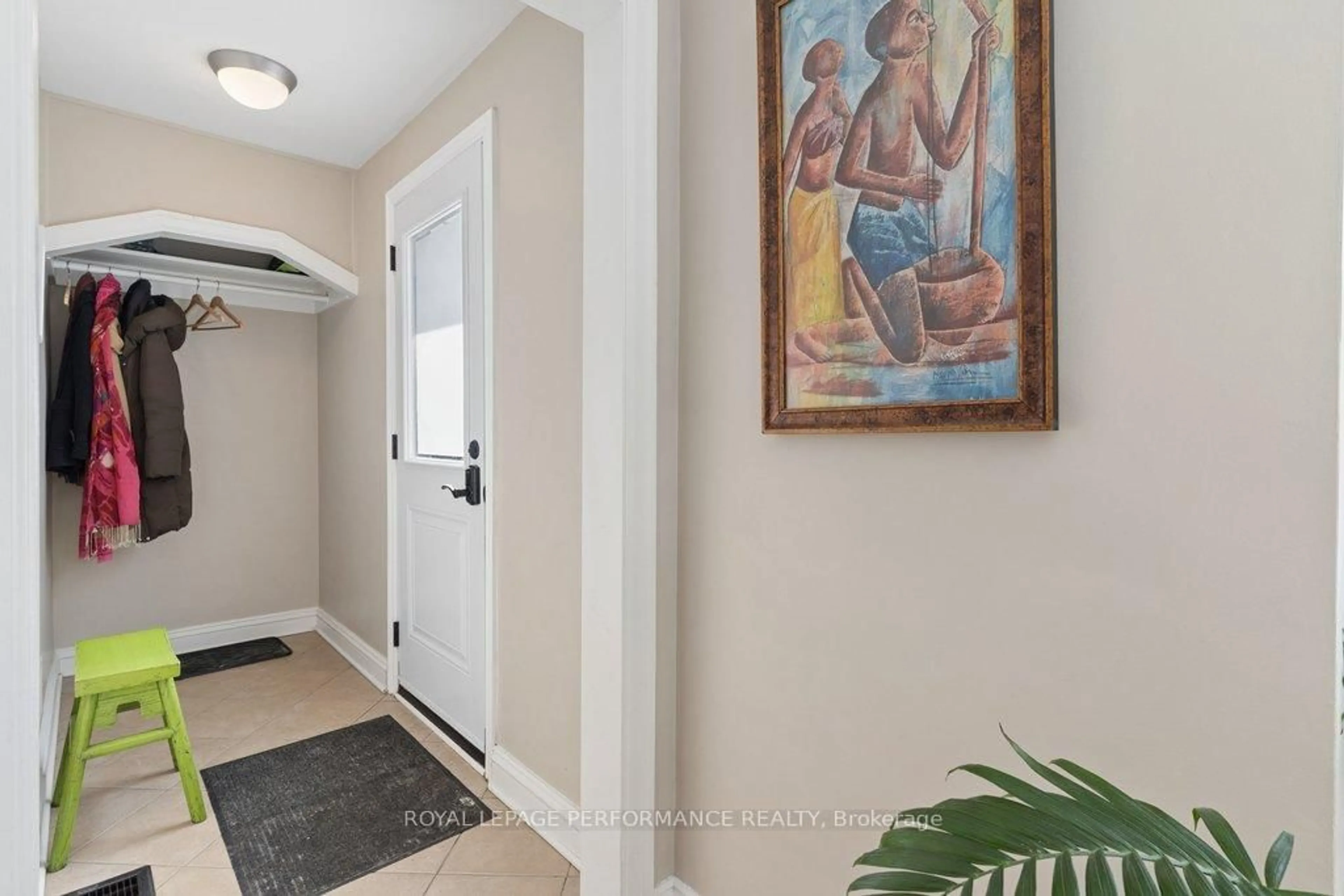 Indoor entryway for 309 Glynn Ave, Ottawa Ontario K1K 1R9