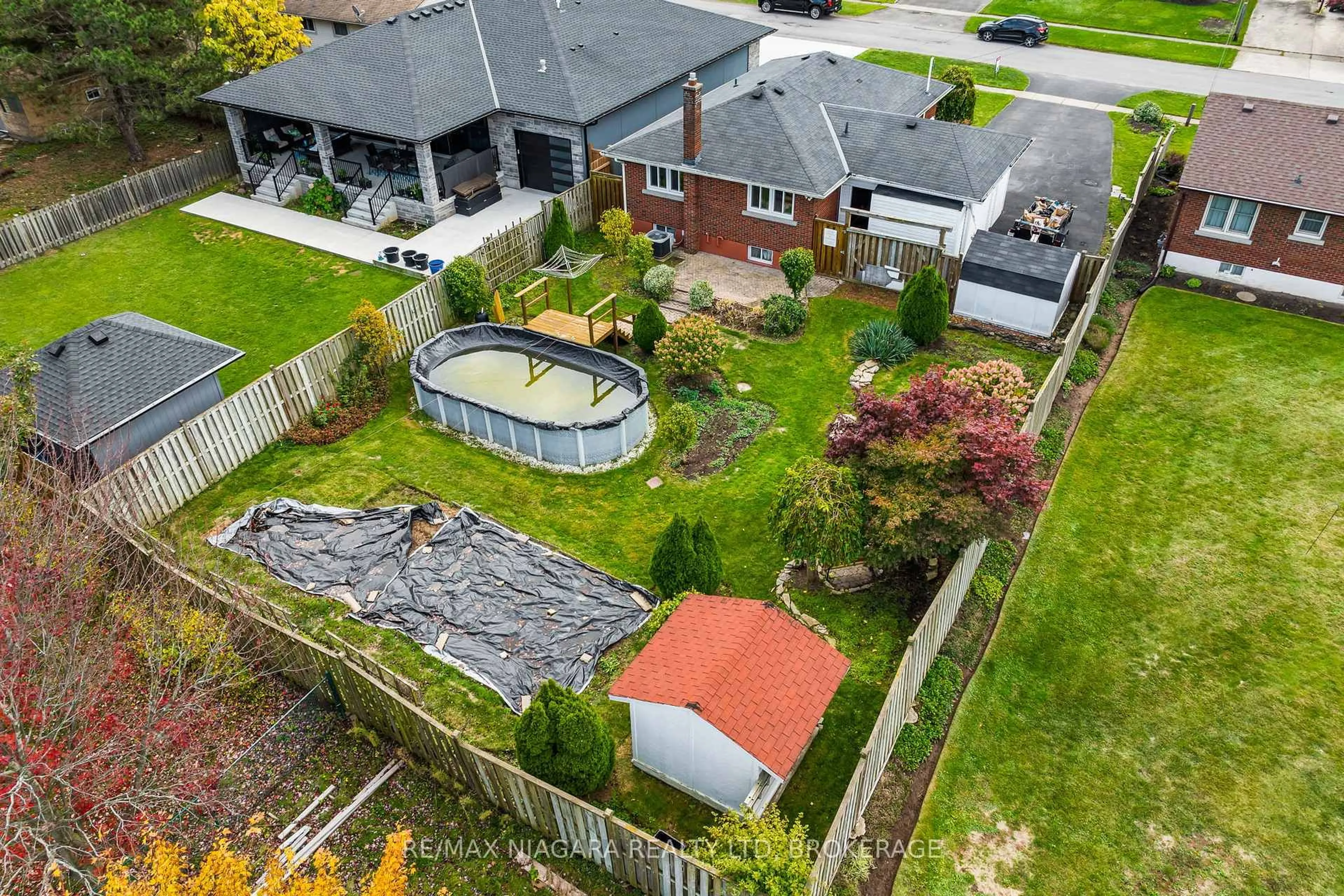 A pic from outside/outdoor area/front of a property/back of a property/a pic from drone, street for 7653 WAYNE St, Niagara Falls Ontario L2H 1G7