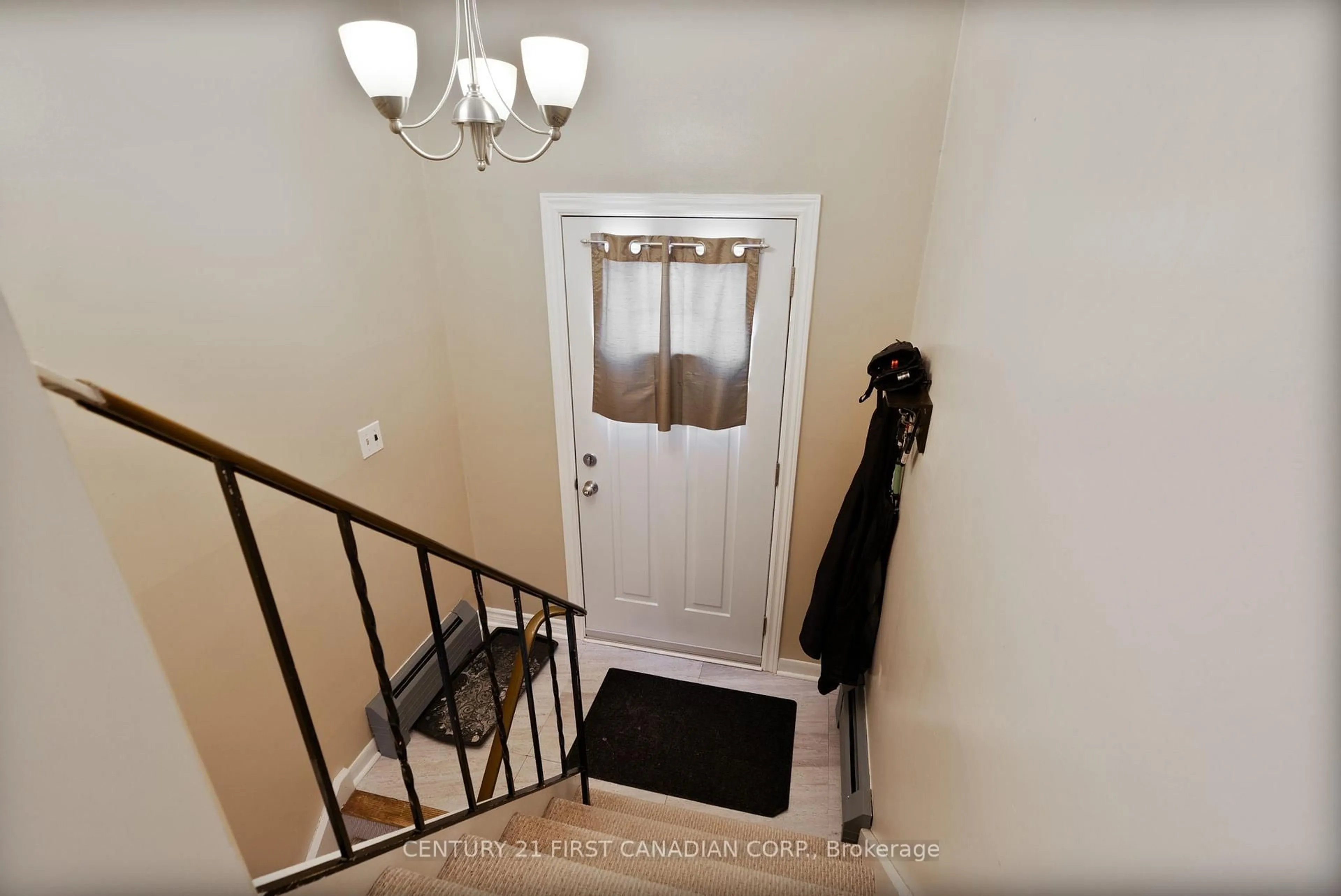 Indoor entryway for 332 Base Line Rd, London South Ontario N6J 1W1