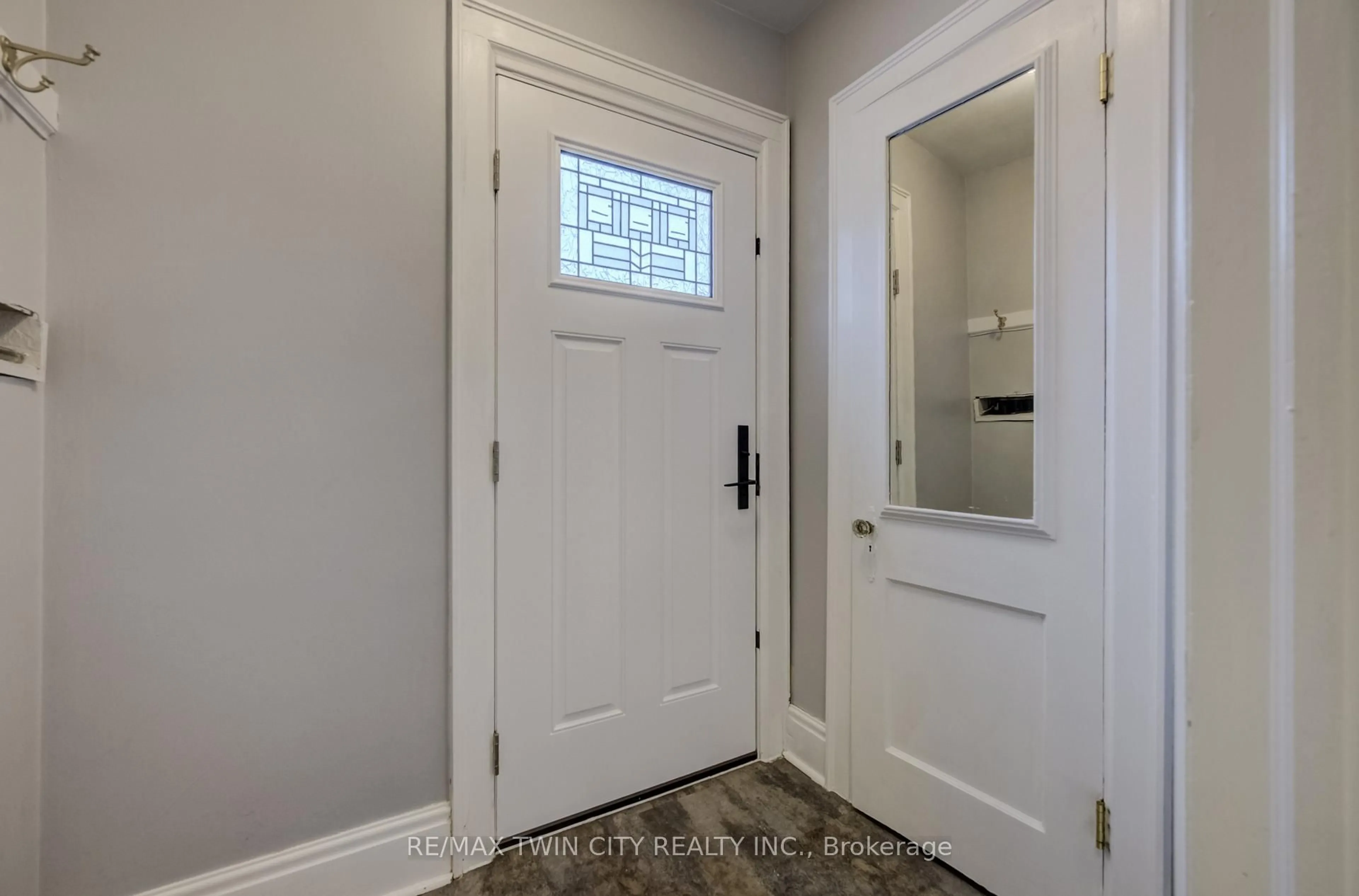 Indoor entryway for 530 Frederick St, Cambridge Ontario N3H 2A2