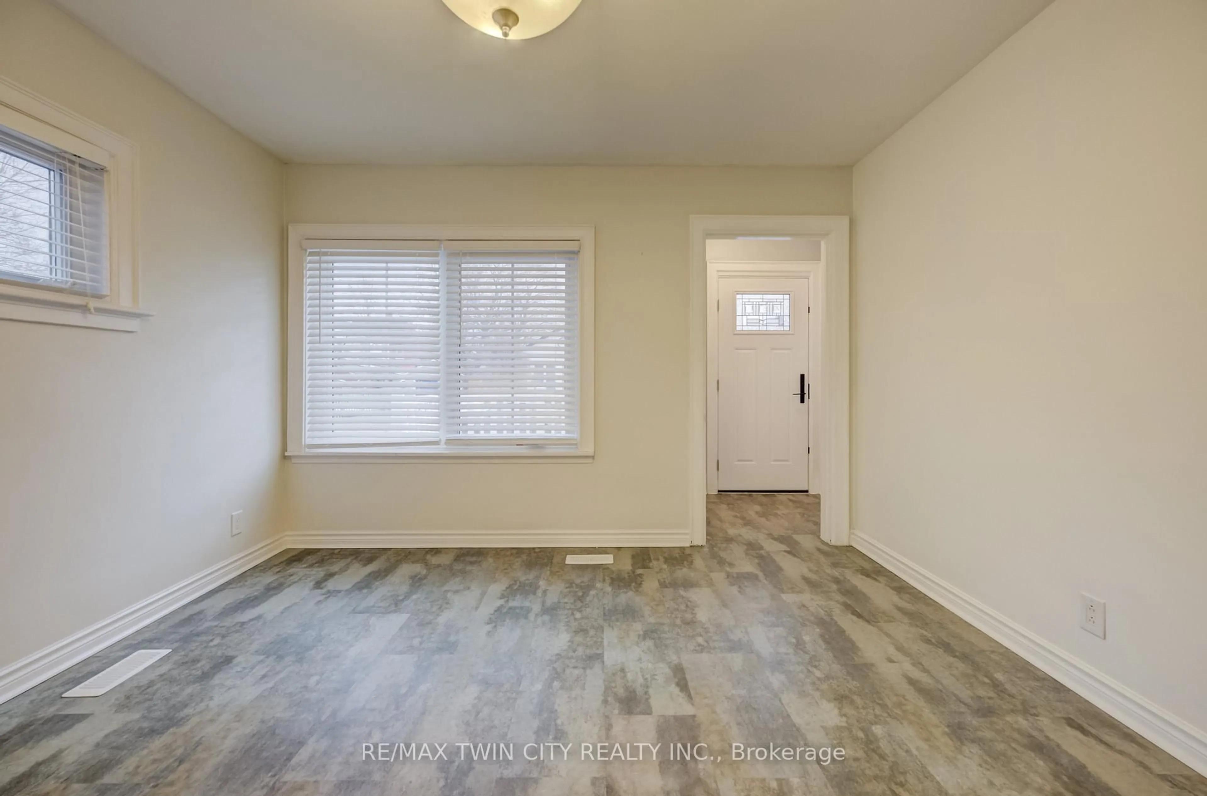 Unknown for 530 Frederick St, Cambridge Ontario N3H 2A2