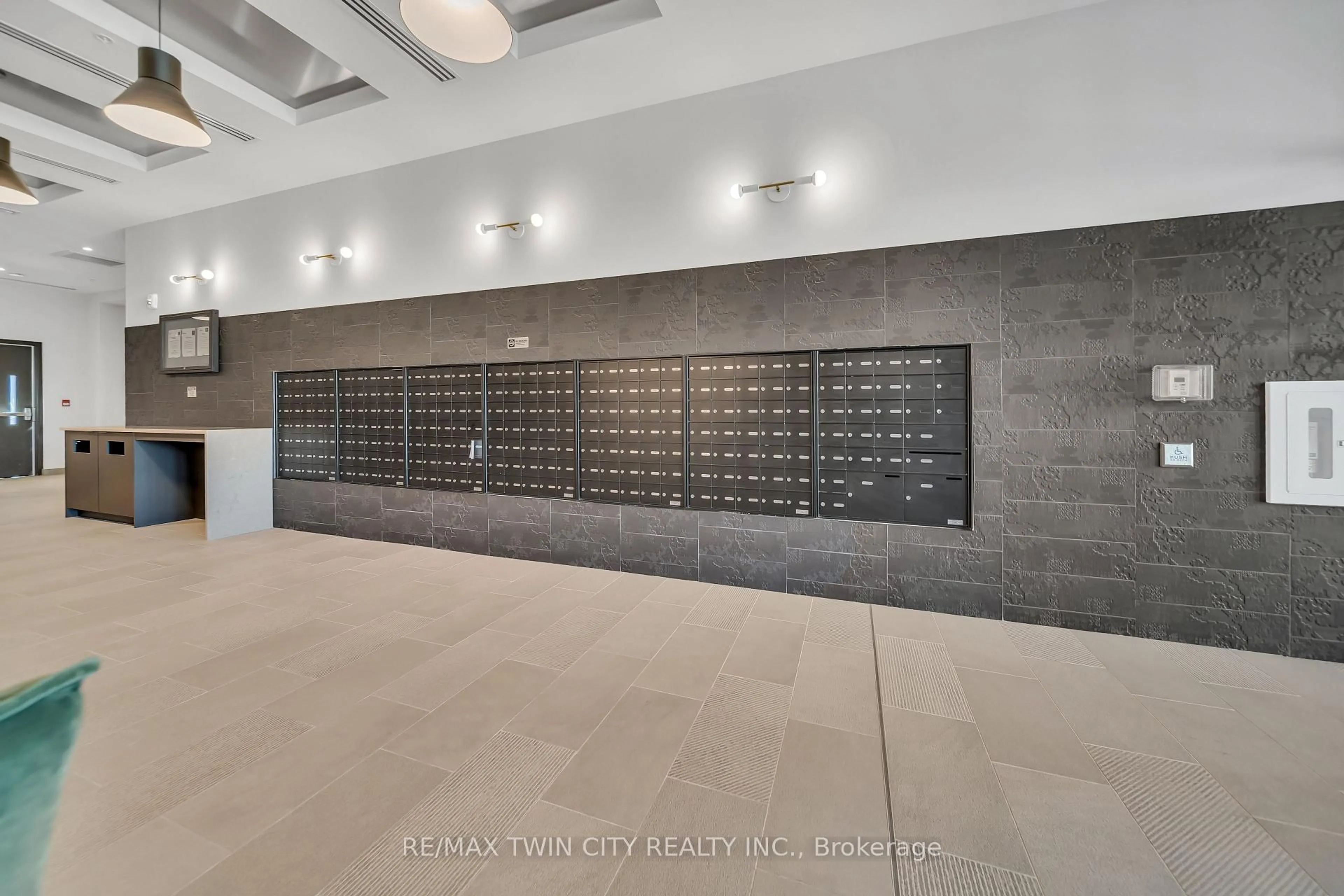 Indoor foyer for 741 King St #906, Kitchener Ontario N2G 1E5