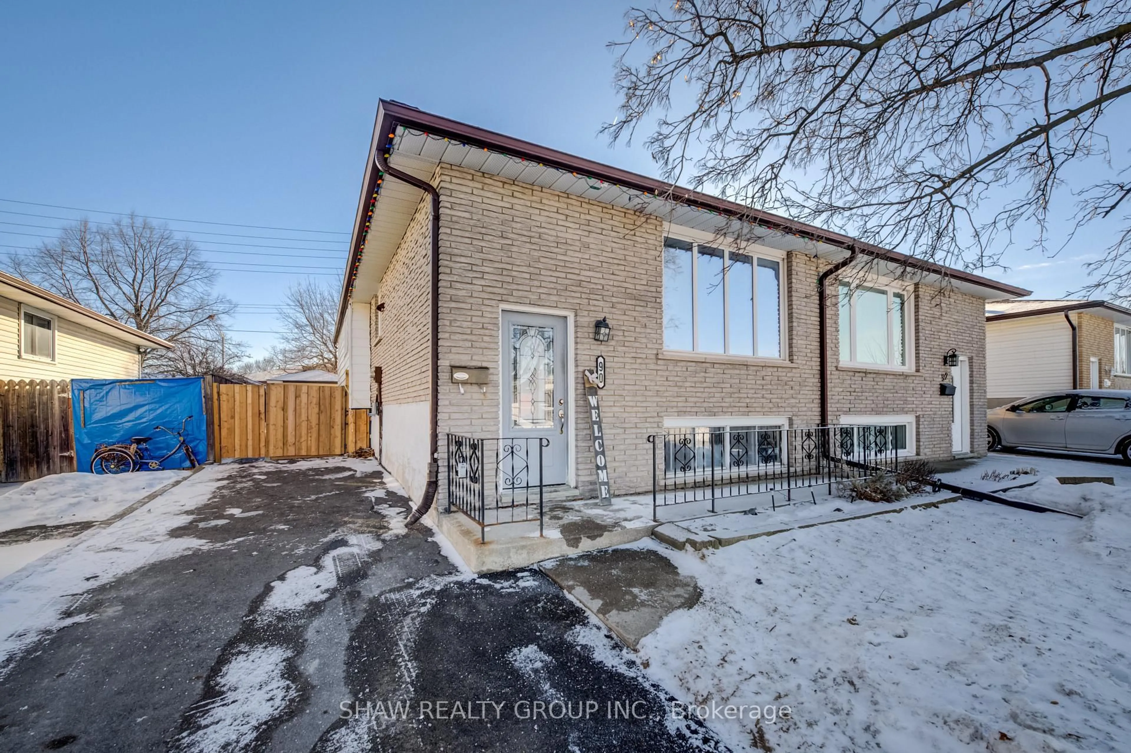 A pic from outside/outdoor area/front of a property/back of a property/a pic from drone, street for 90 Bakersfield Dr, Cambridge Ontario N1R 6X6