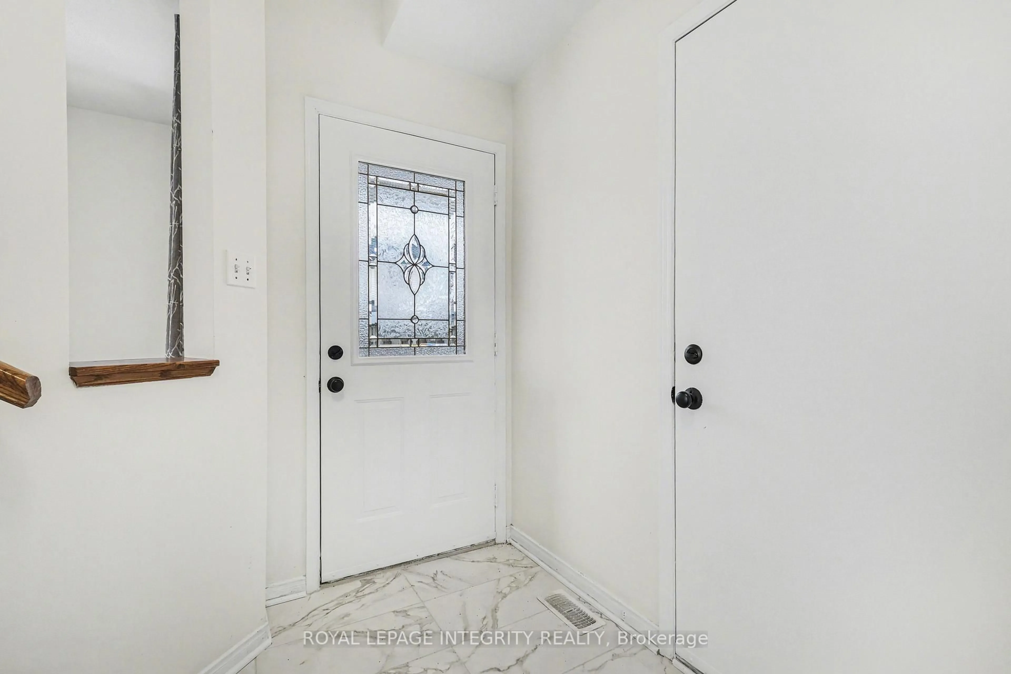 Indoor entryway for 77 Daventry Cres, Ottawa Ontario K2J 4M8