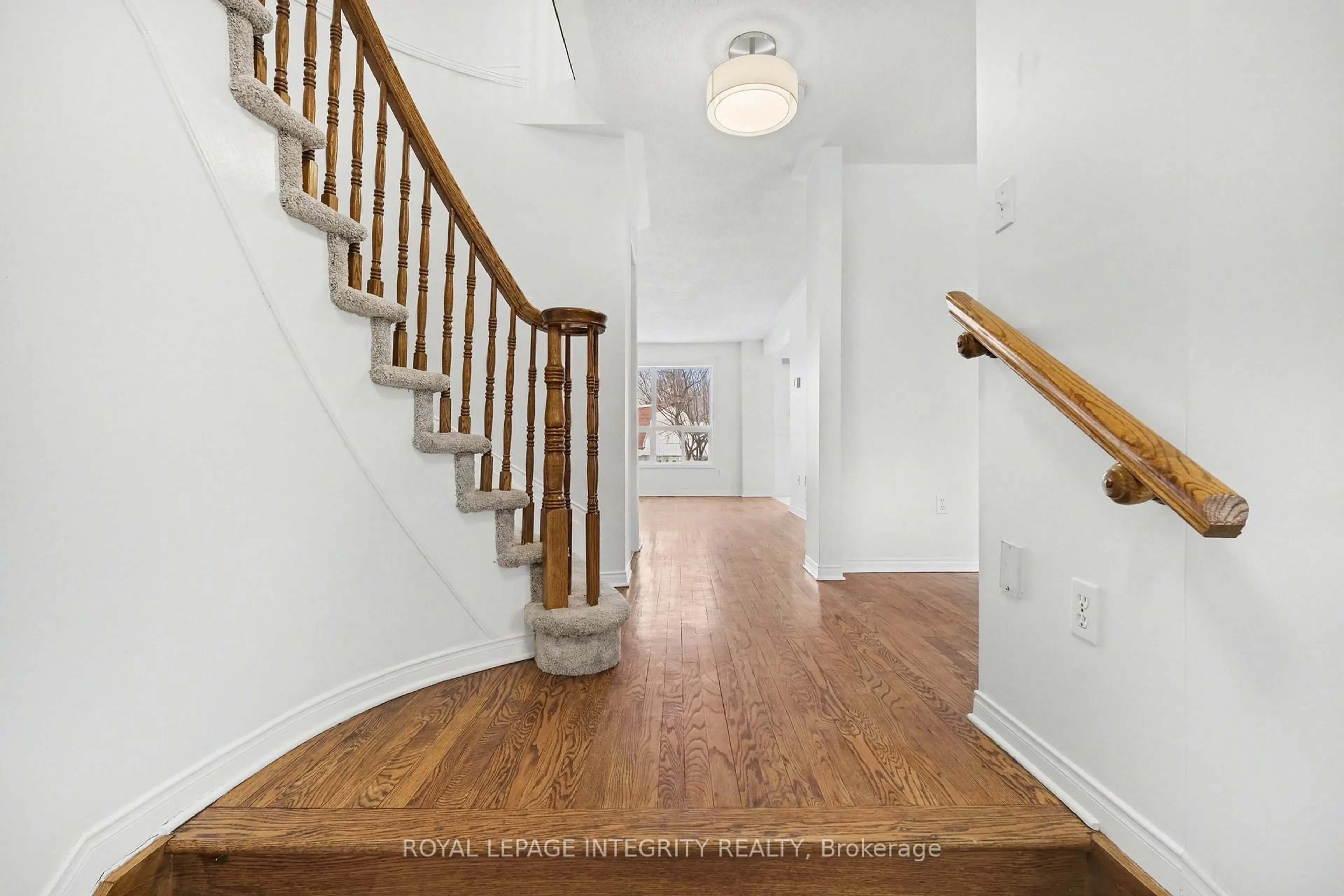 Indoor entryway for 77 Daventry Cres, Ottawa Ontario K2J 4M8