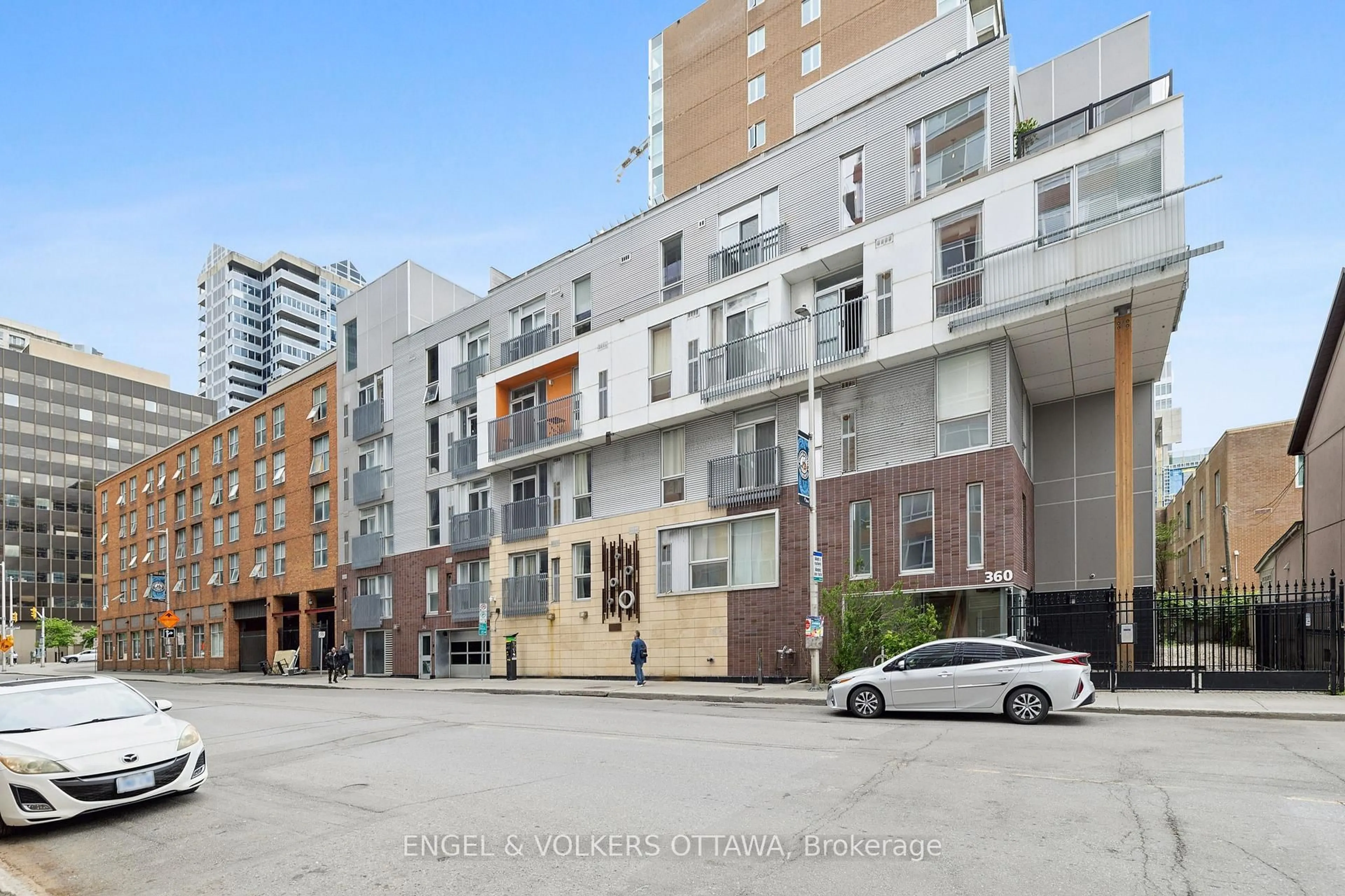 Patio, street for 360 Cumberland St #104, Ottawa Ontario K1N 0B1