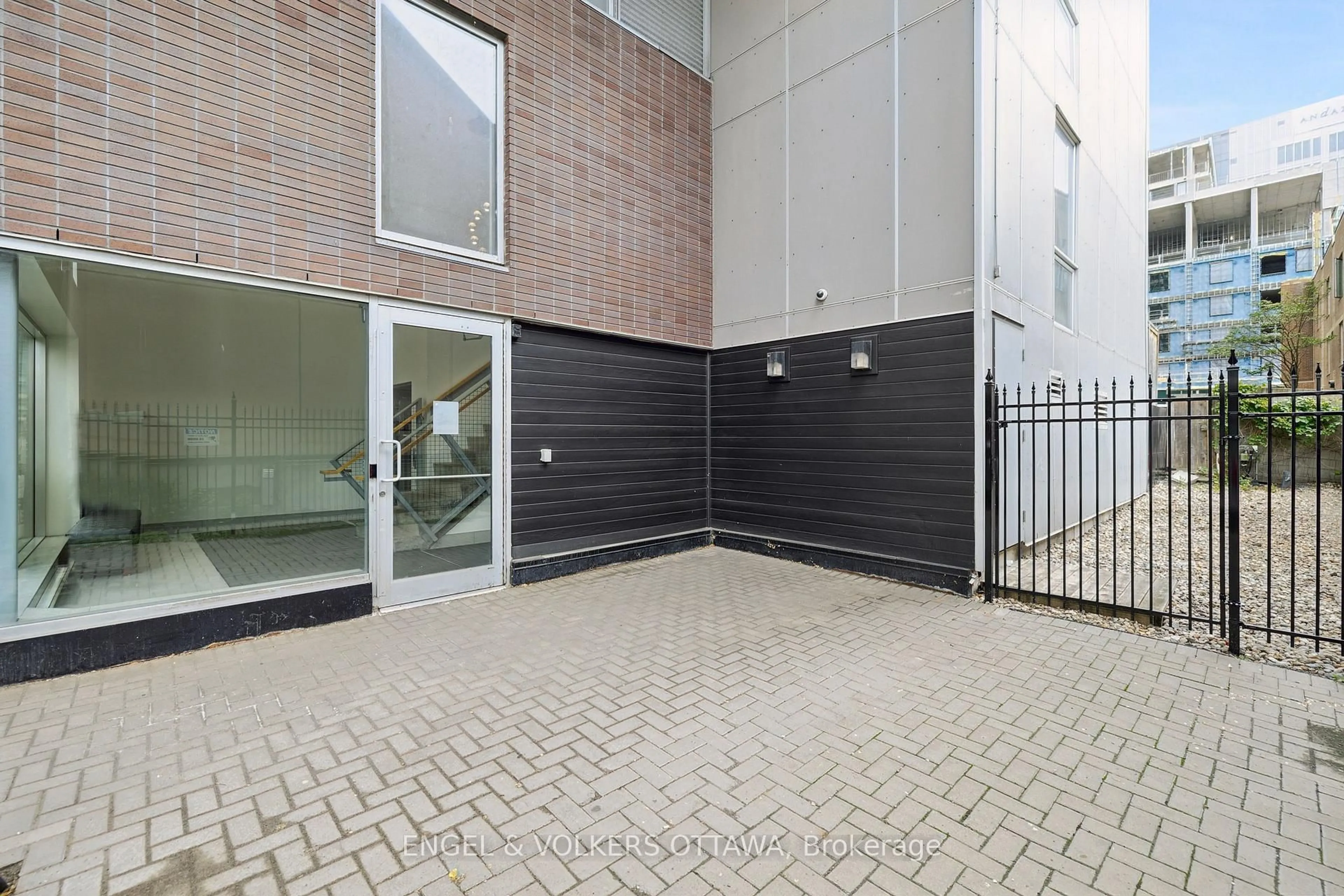 Patio, street for 360 Cumberland St #104, Ottawa Ontario K1N 0B1