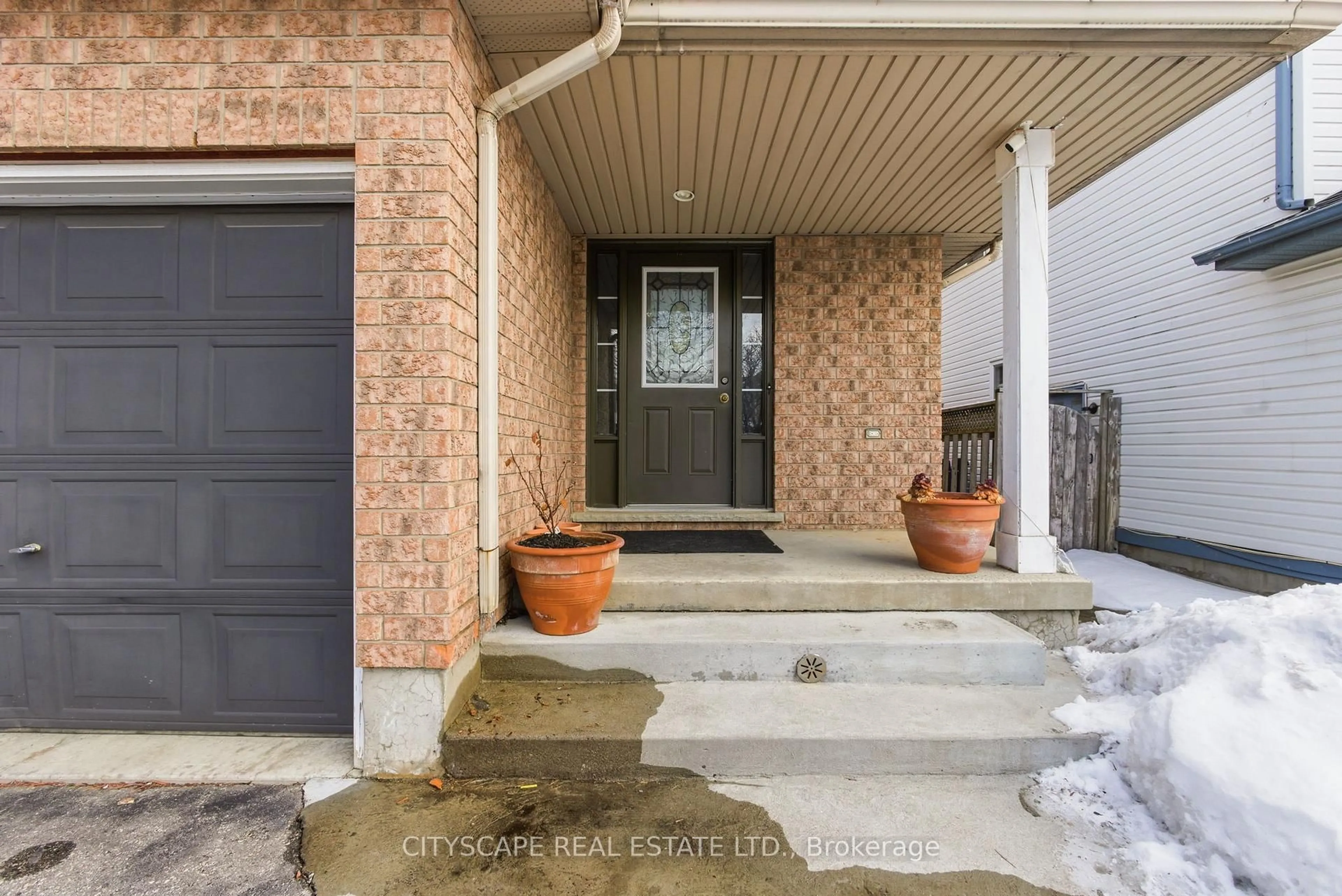 Indoor entryway for 27 Whittaker Cres, Cambridge Ontario N1T 1Z4