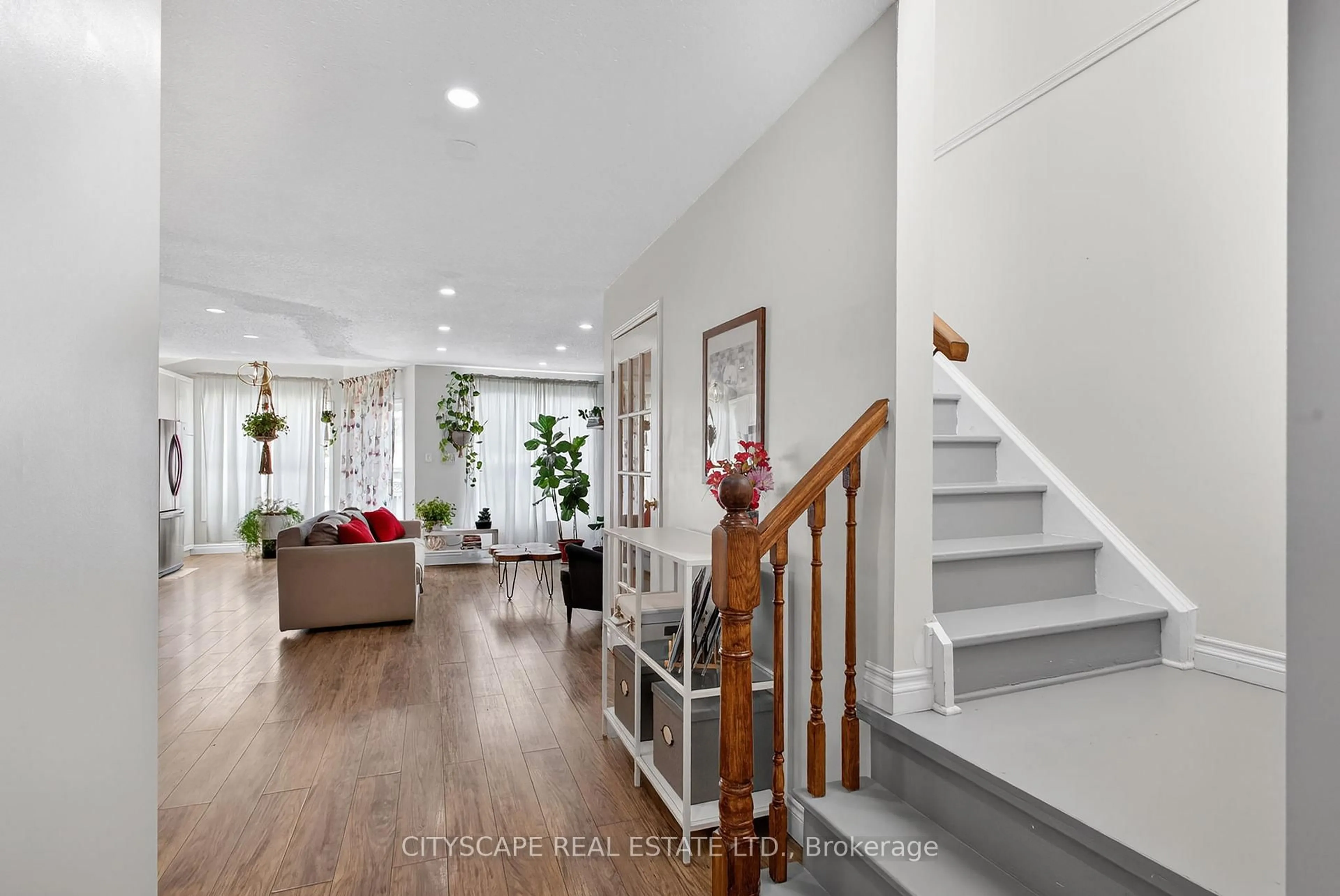 Indoor entryway for 27 Whittaker Cres, Cambridge Ontario N1T 1Z4