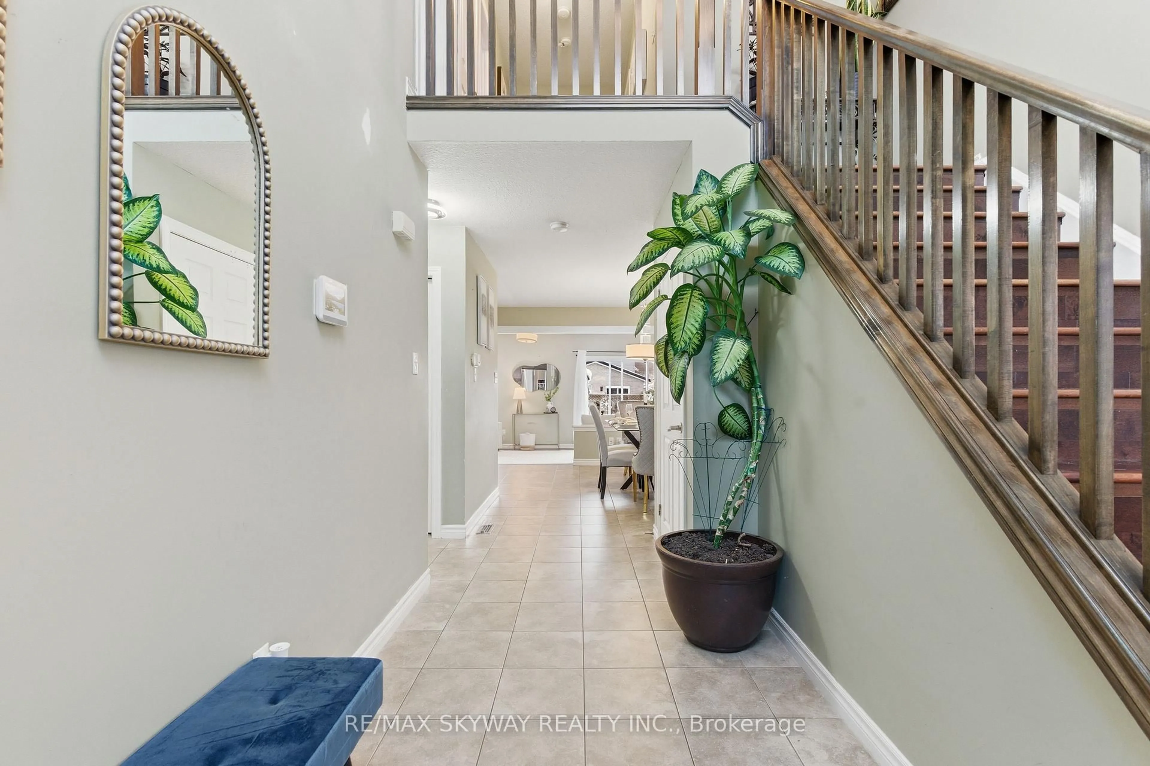 Indoor foyer for 1185 Lawson Rd, London North Ontario N6G 5K9