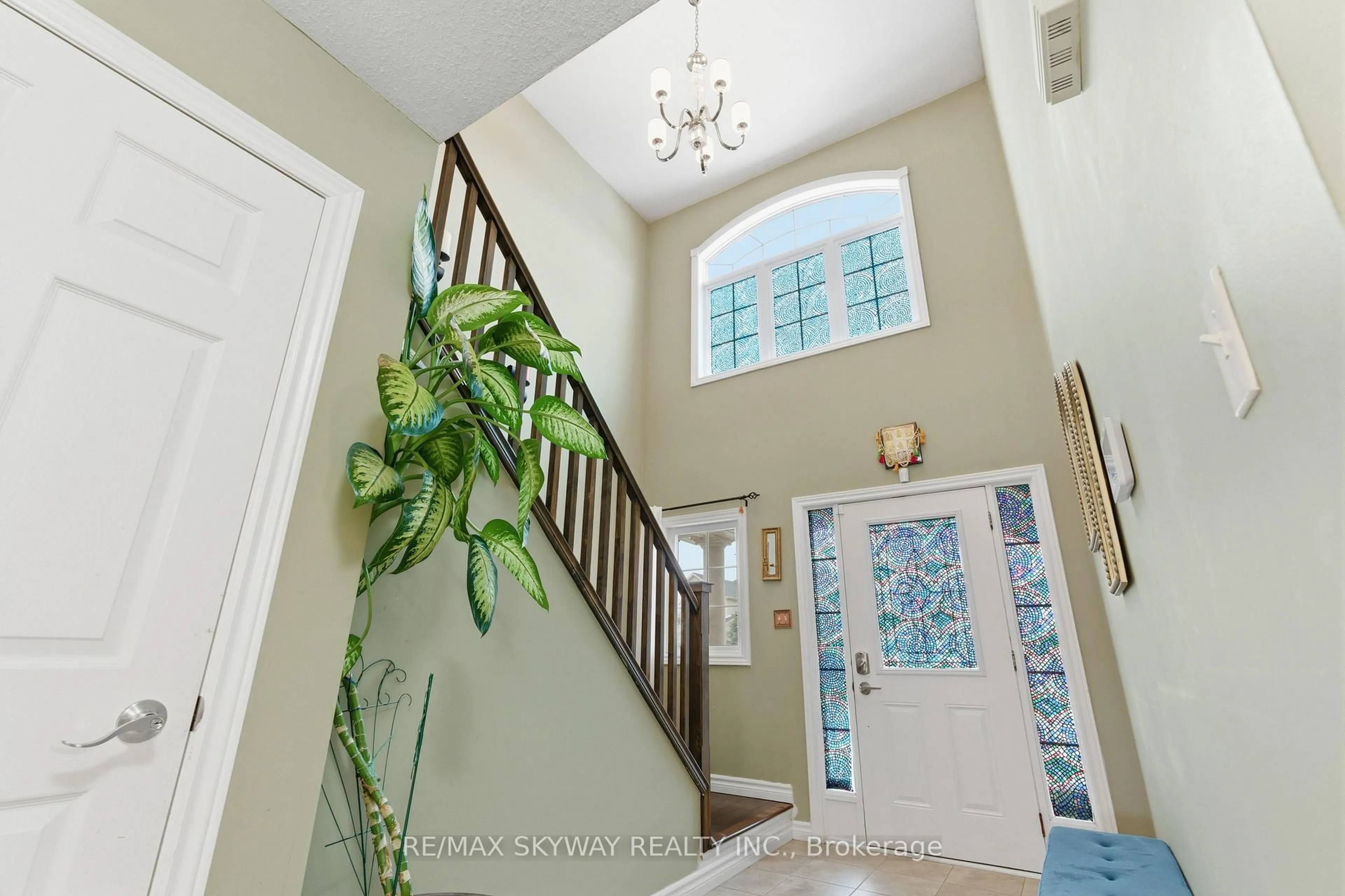 Indoor entryway for 1185 Lawson Rd, London North Ontario N6G 5K9