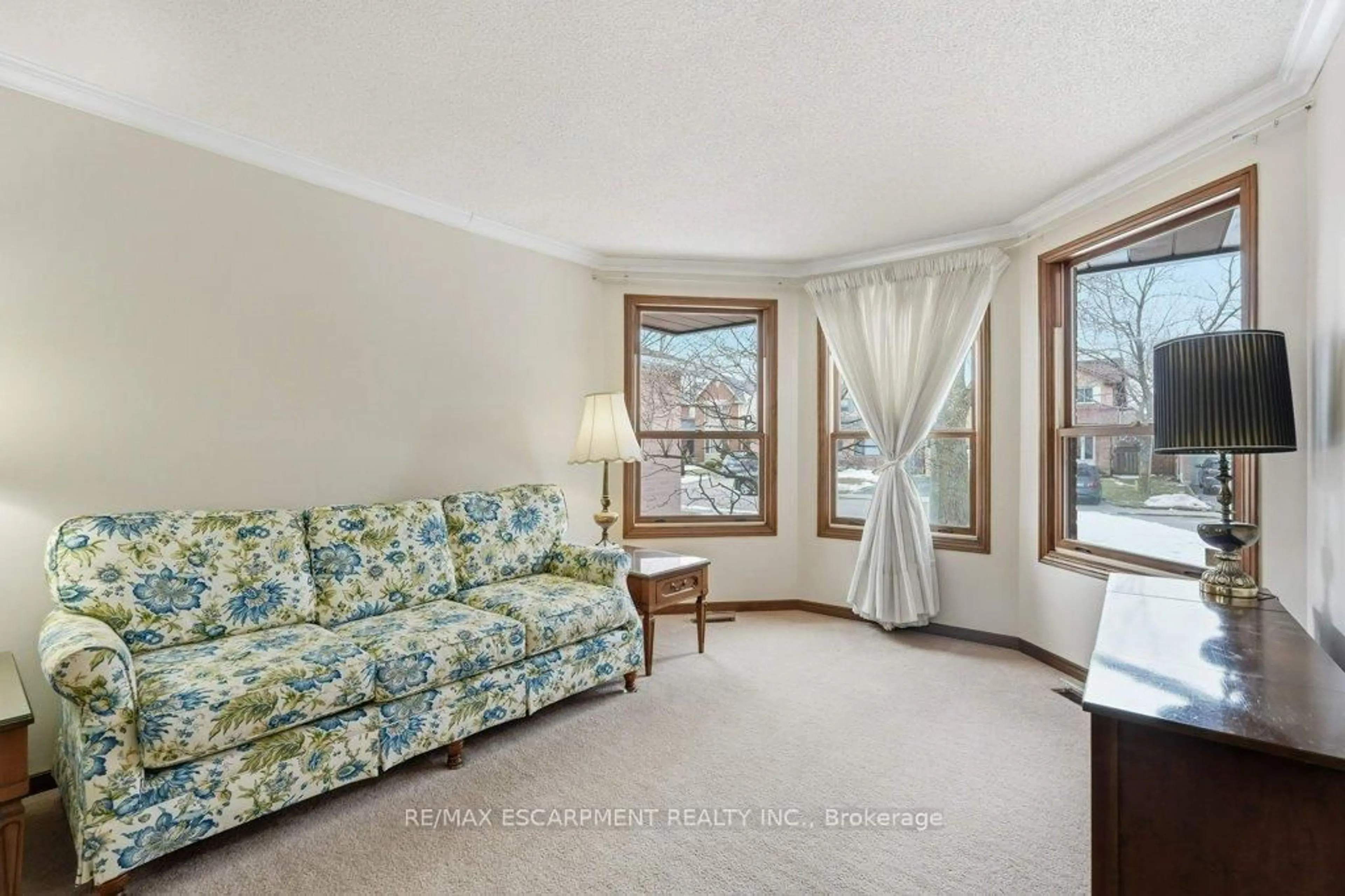 Living room with furniture, unknown for 639 REXFORD Dr, Hamilton Ontario L8W 3E7