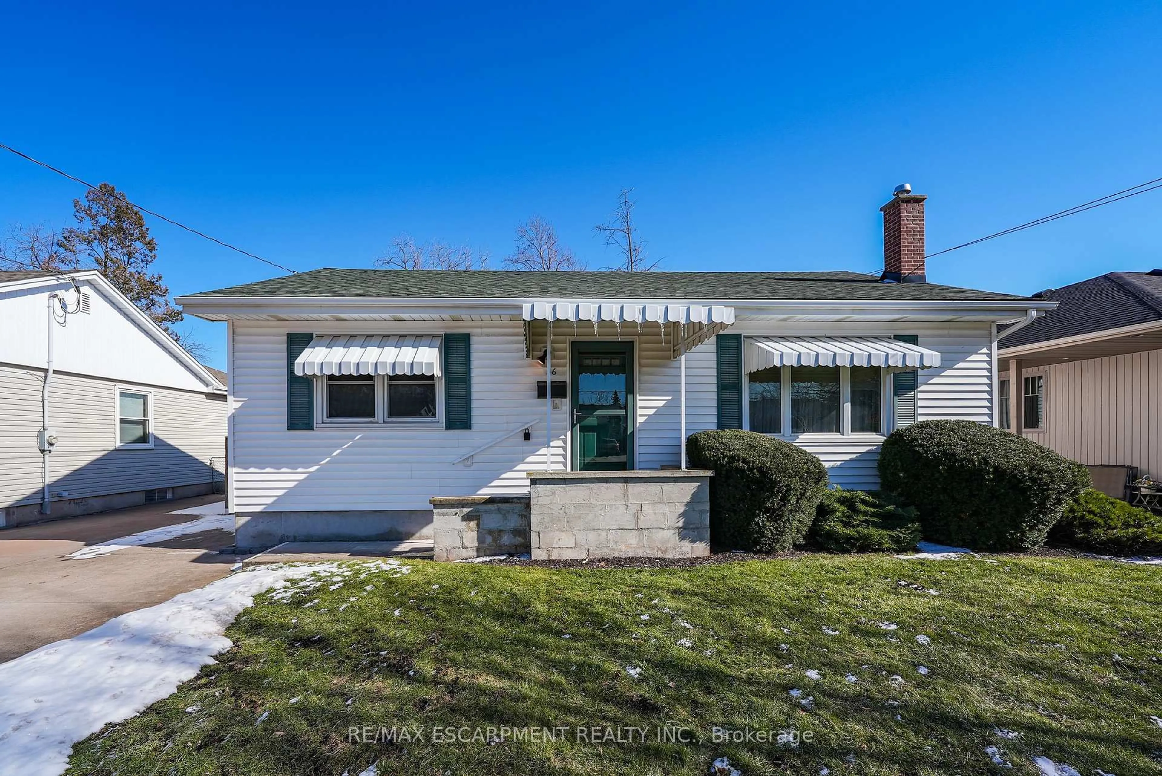 Home with vinyl exterior material, street for 36 Lakeview Ave, Grimsby Ontario L3M 3M2