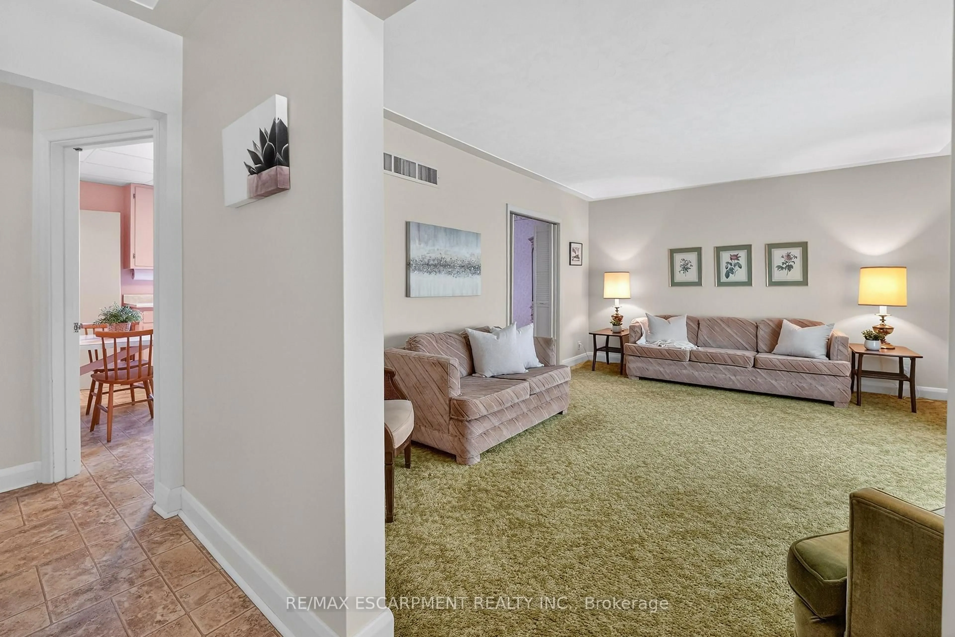 Living room with furniture, carpet floor for 36 Lakeview Ave, Grimsby Ontario L3M 3M2