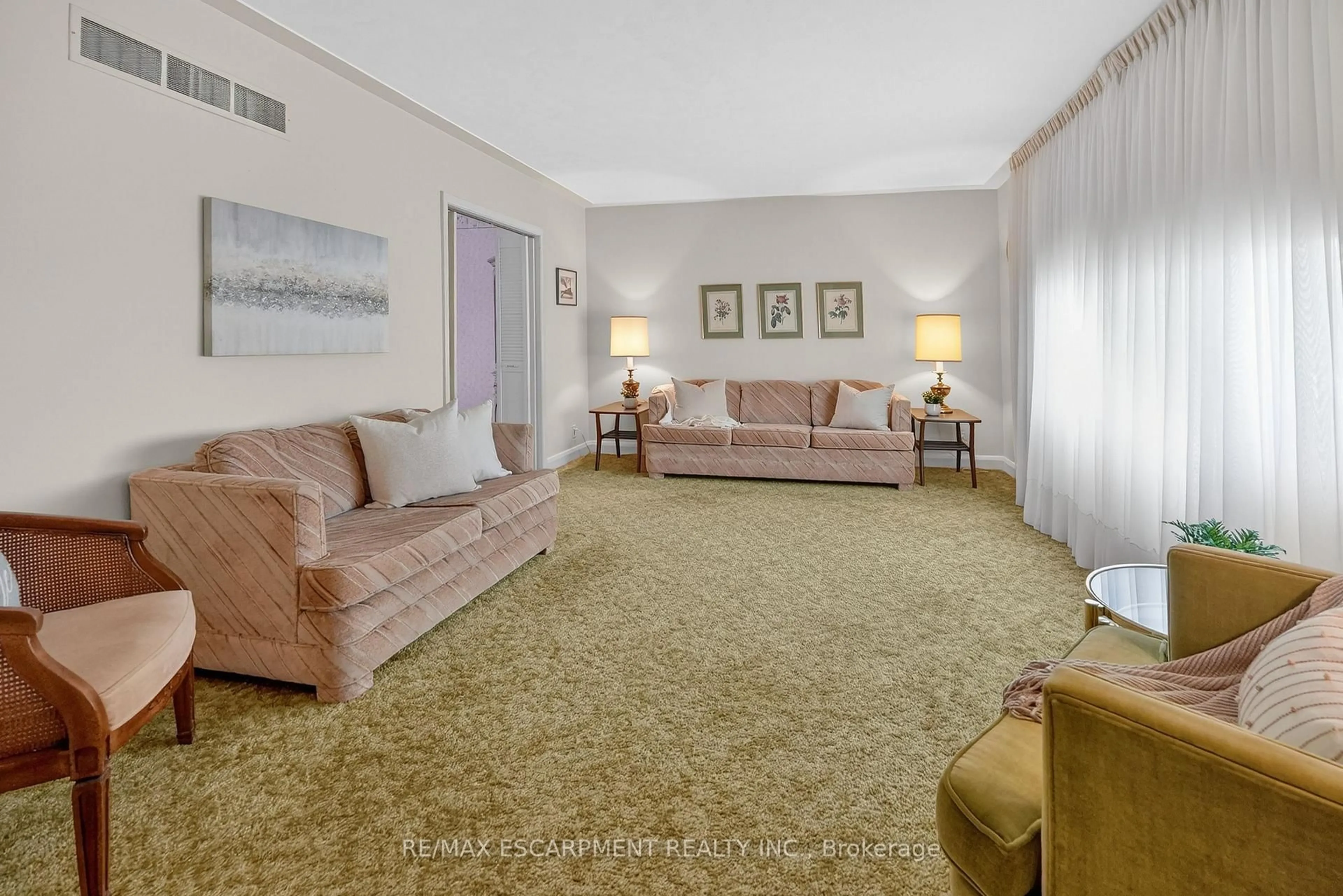 Living room with furniture, carpet floor for 36 Lakeview Ave, Grimsby Ontario L3M 3M2