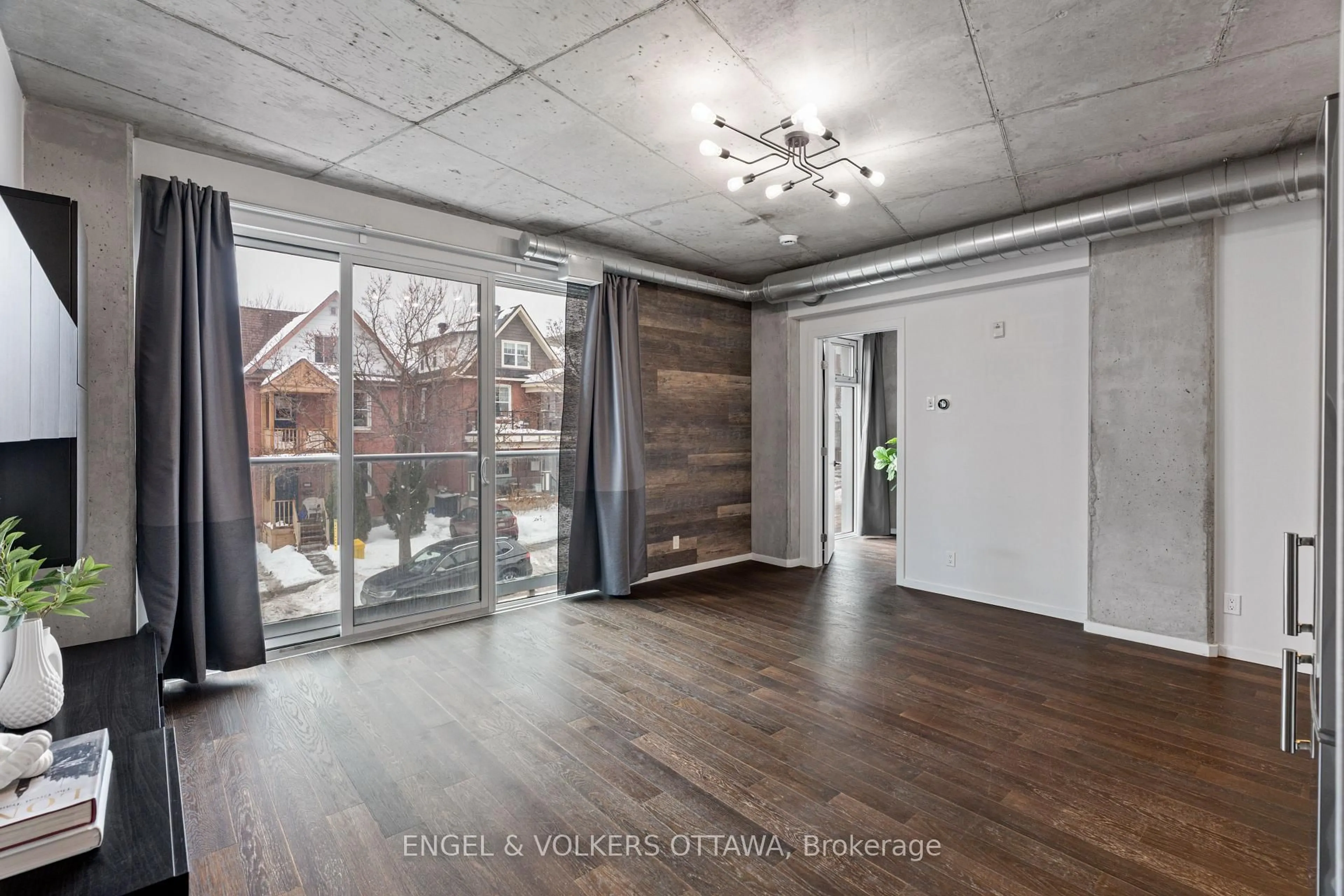 Indoor entryway for 1000 WELLINGTON St #210, Ottawa Ontario K1Y 2X9