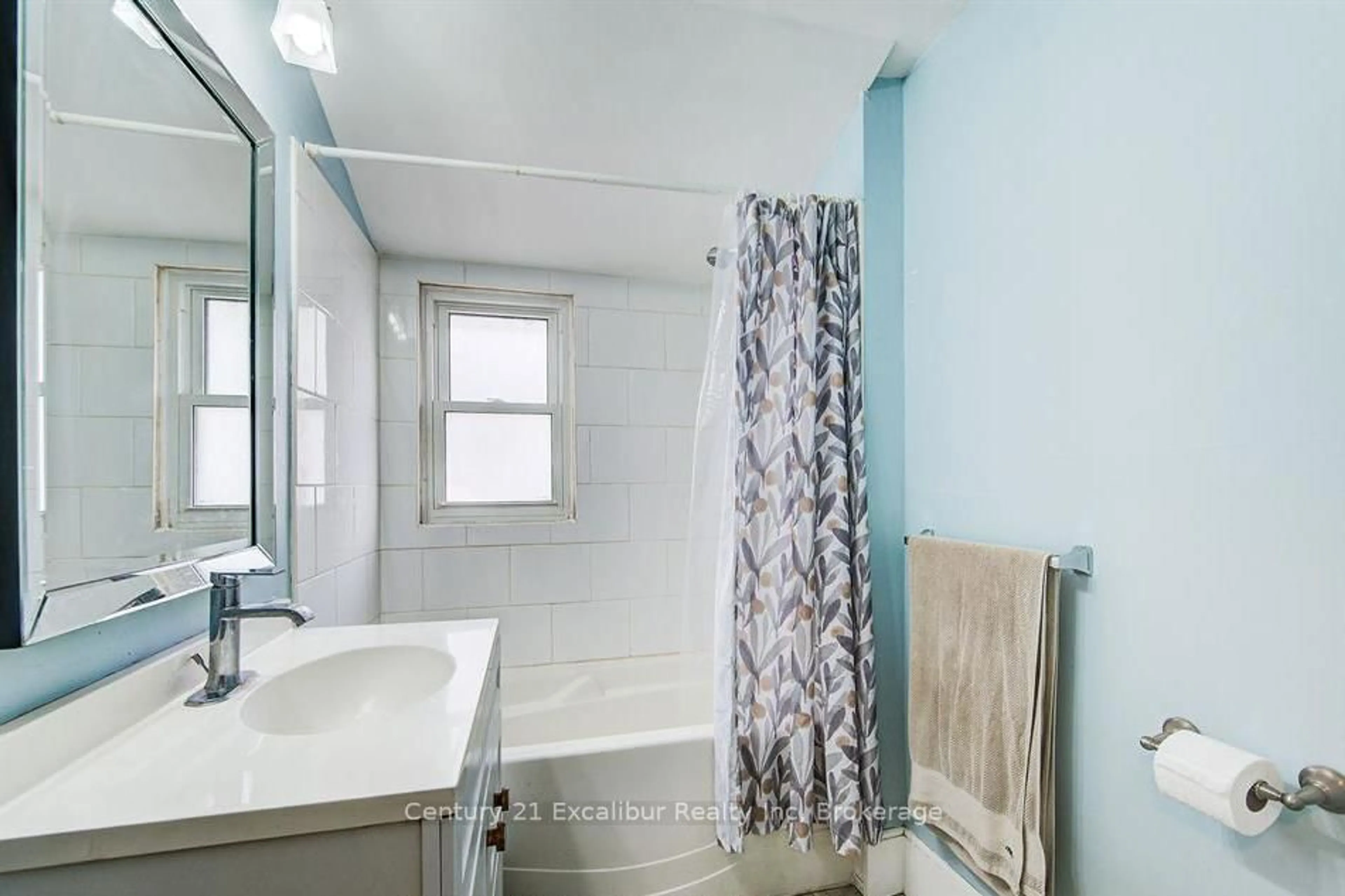 Standard bathroom, ceramic/tile floor for 168 Edinburgh Rd, Guelph Ontario N1H 5R5