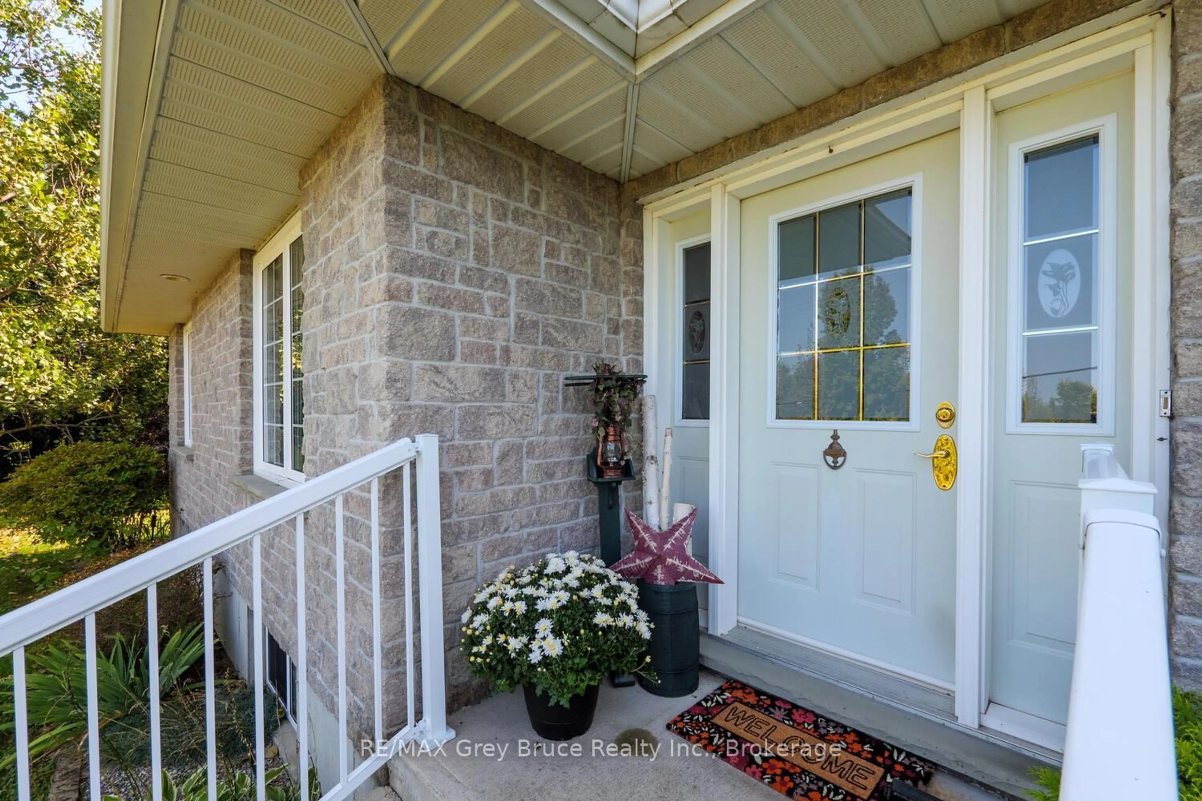 Indoor entryway for 501204 Grey 1 Rd, Georgian Bluffs Ontario N0H 2T0