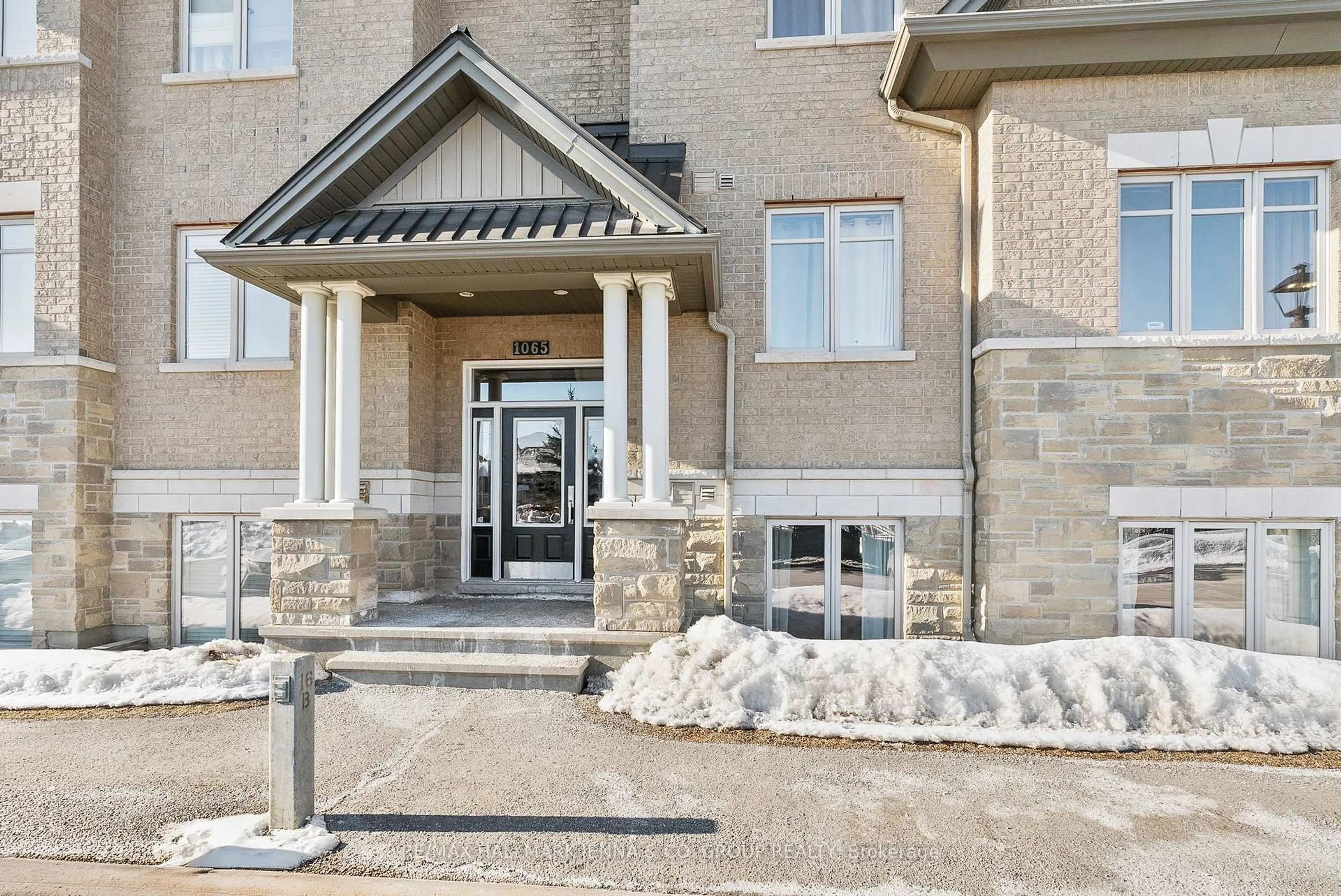 Indoor entryway for 1065 Beryl Private #B, Ottawa Ontario K1V 2M4