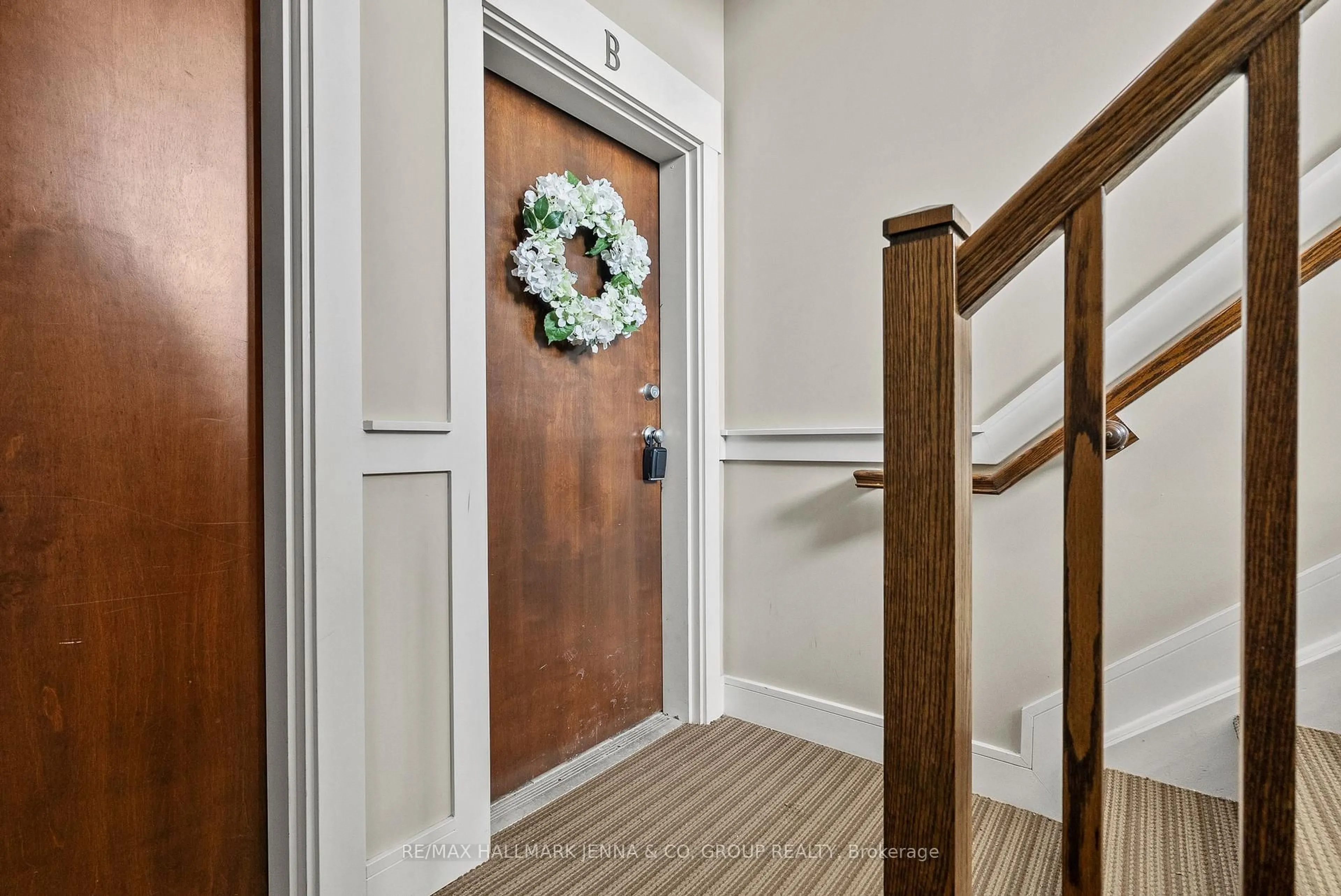 Indoor entryway for 1065 Beryl Private #B, Ottawa Ontario K1V 2M4