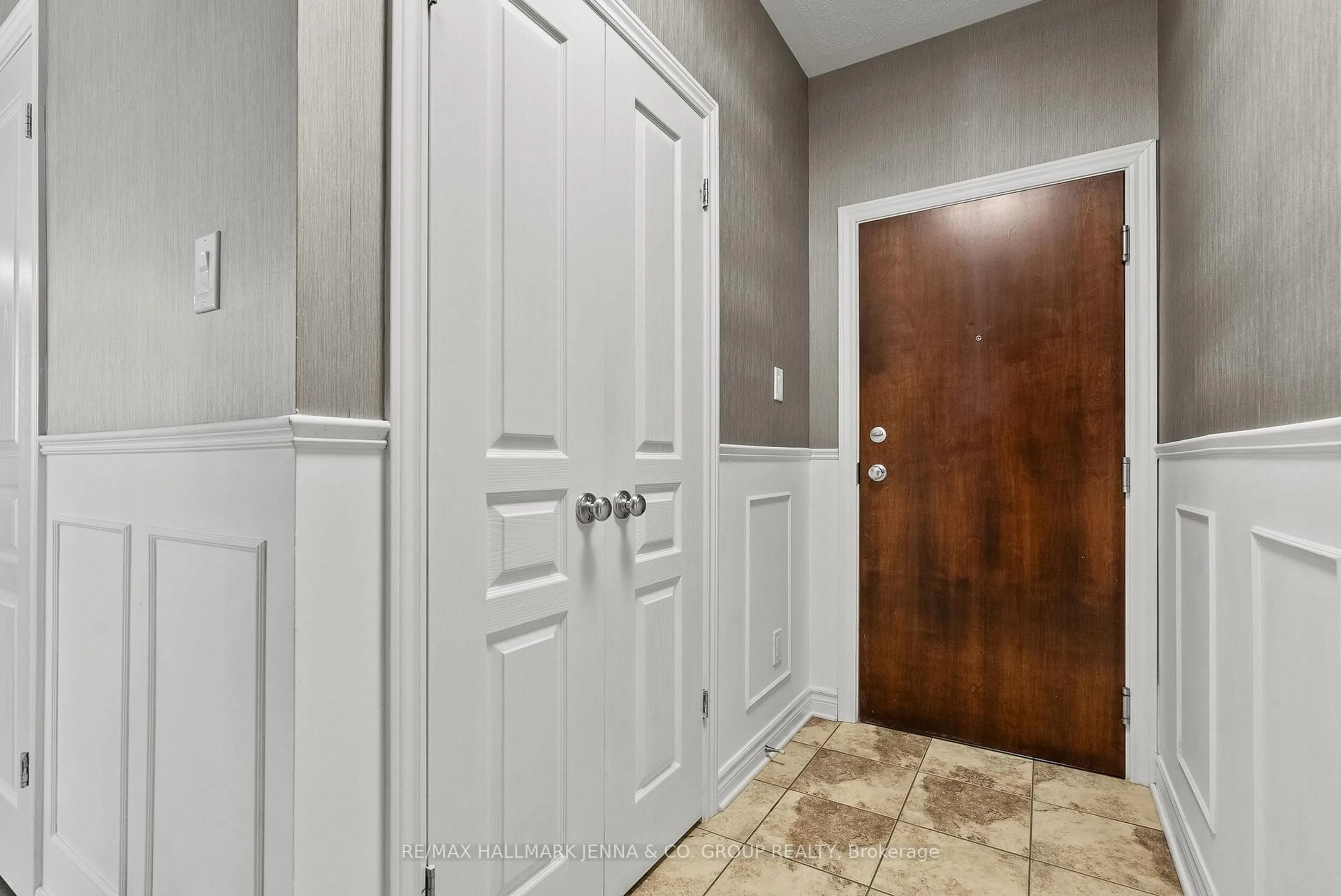 Indoor entryway for 1065 Beryl Private #B, Ottawa Ontario K1V 2M4