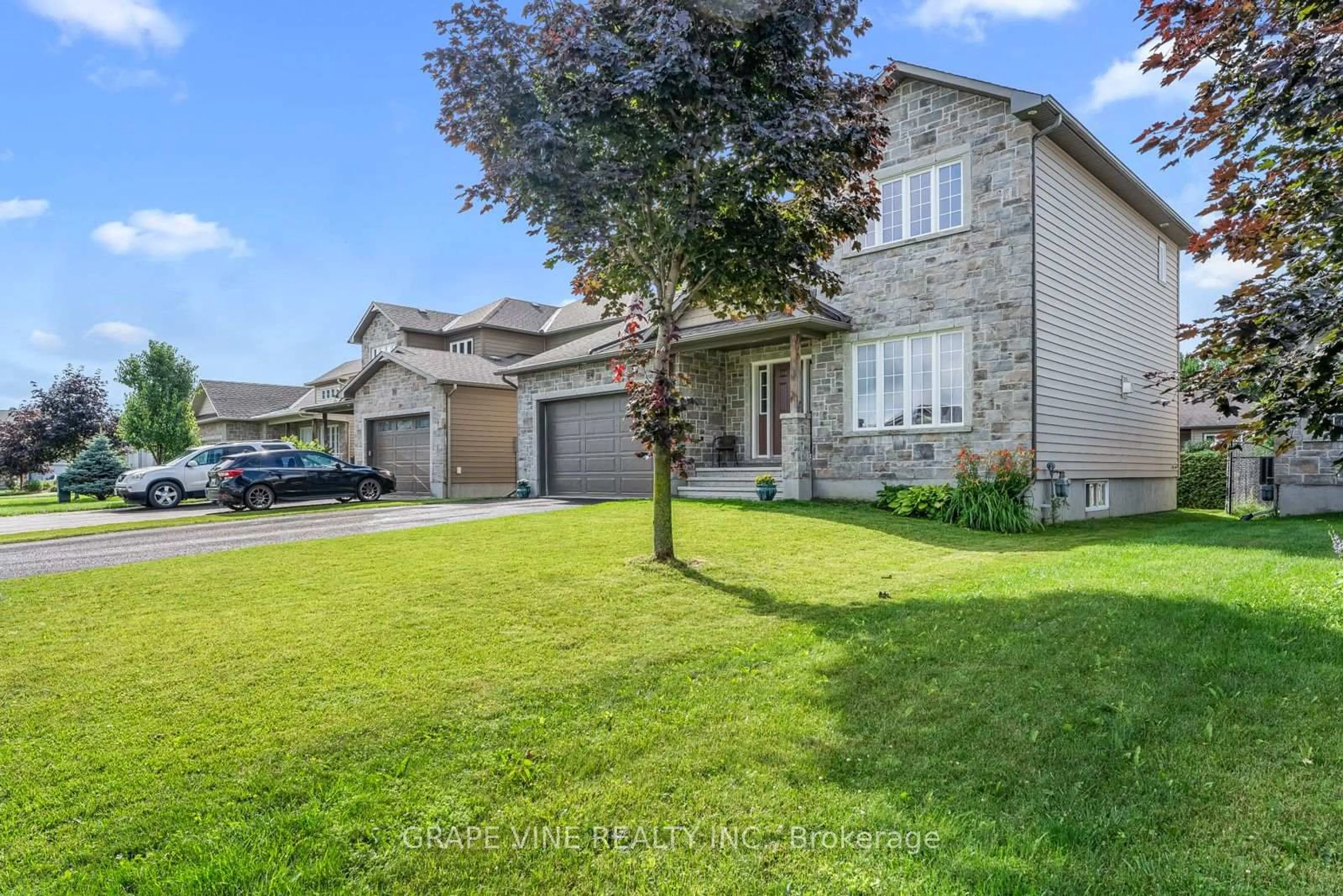 A pic from outside/outdoor area/front of a property/back of a property/a pic from drone, street for 84 Settlement Lane, Russell Ontario K4R 0A4