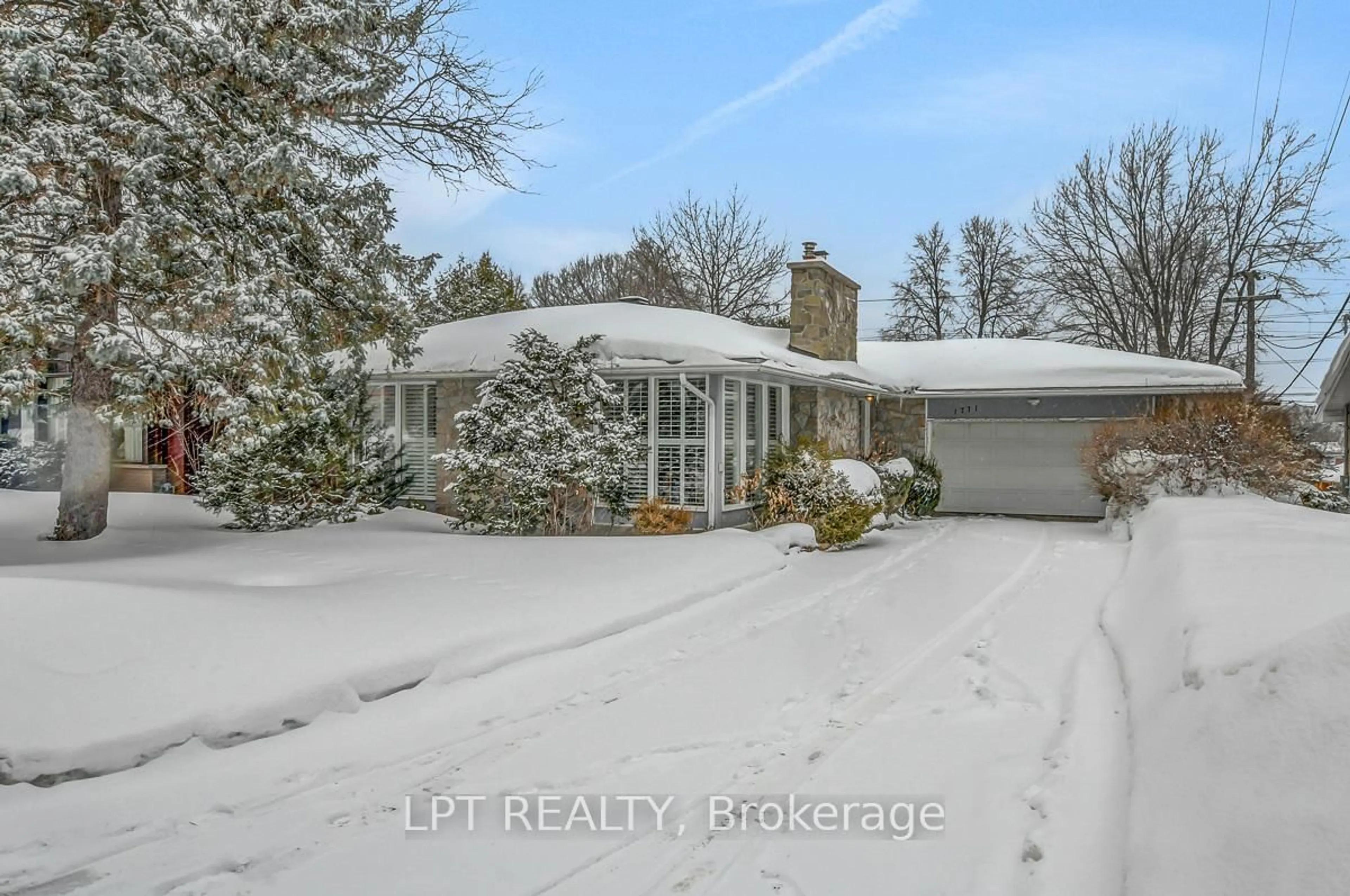 A pic from outside/outdoor area/front of a property/back of a property/a pic from drone, street for 1771 Mcmaster Ave, Ottawa Ontario K1H 6R7