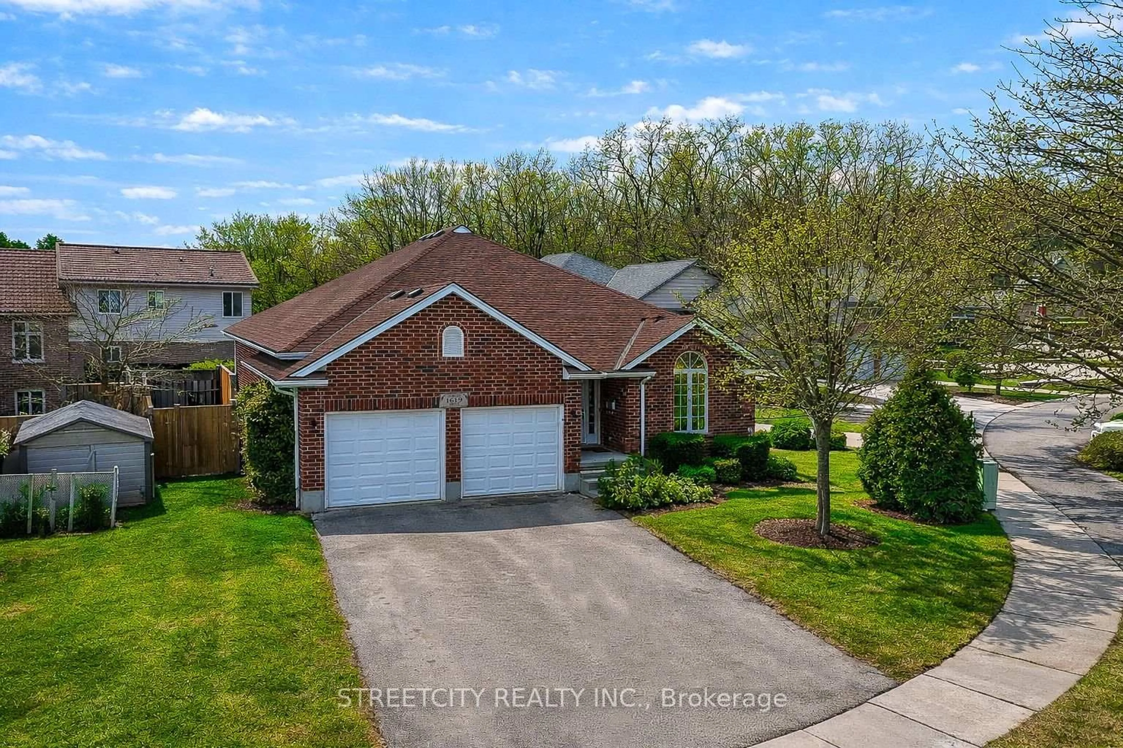 A pic from outside/outdoor area/front of a property/back of a property/a pic from drone, street for 1619 Jubilee Dr, London North Ontario N6G 5K4