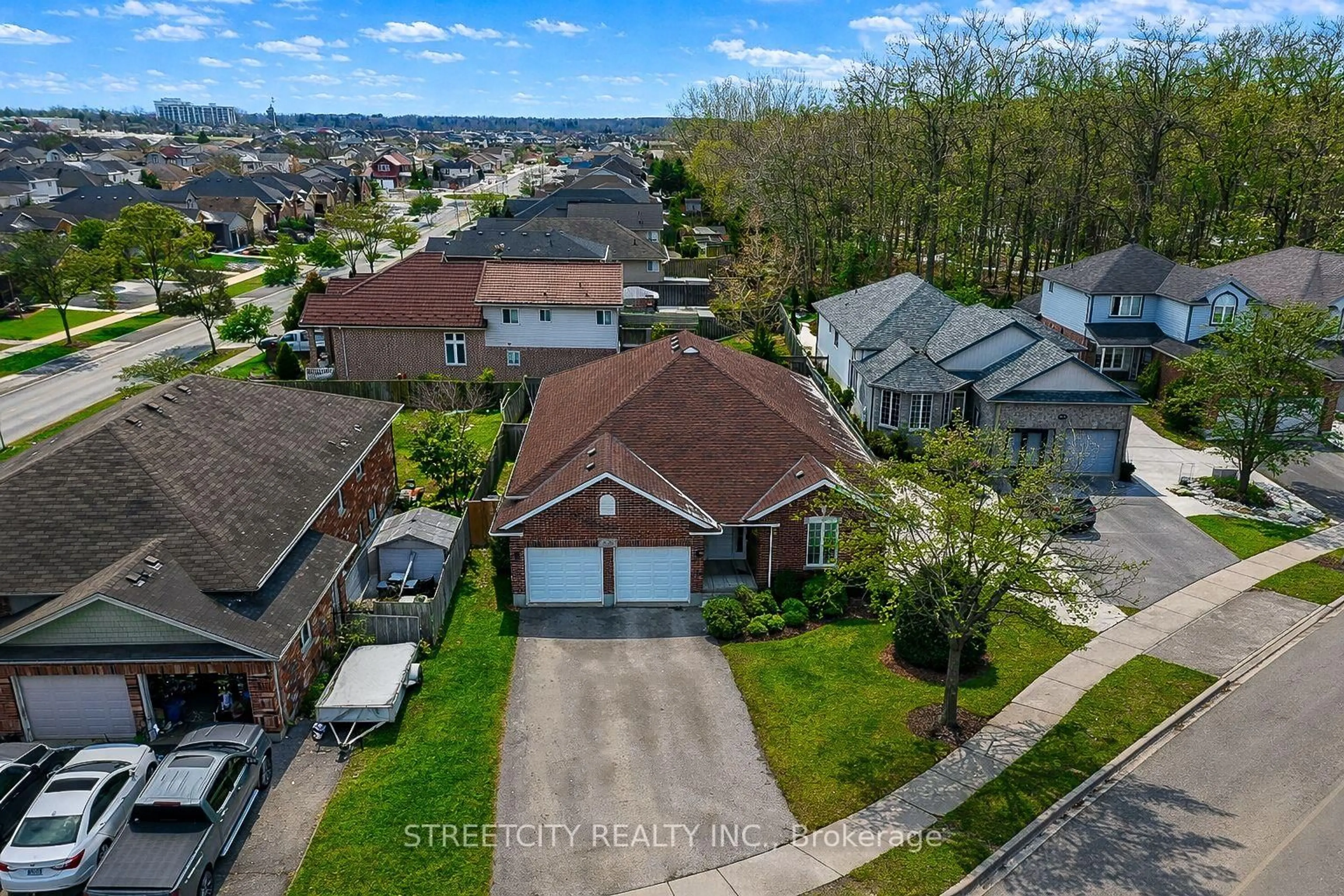 A pic from outside/outdoor area/front of a property/back of a property/a pic from drone, street for 1619 Jubilee Dr, London North Ontario N6G 5K4