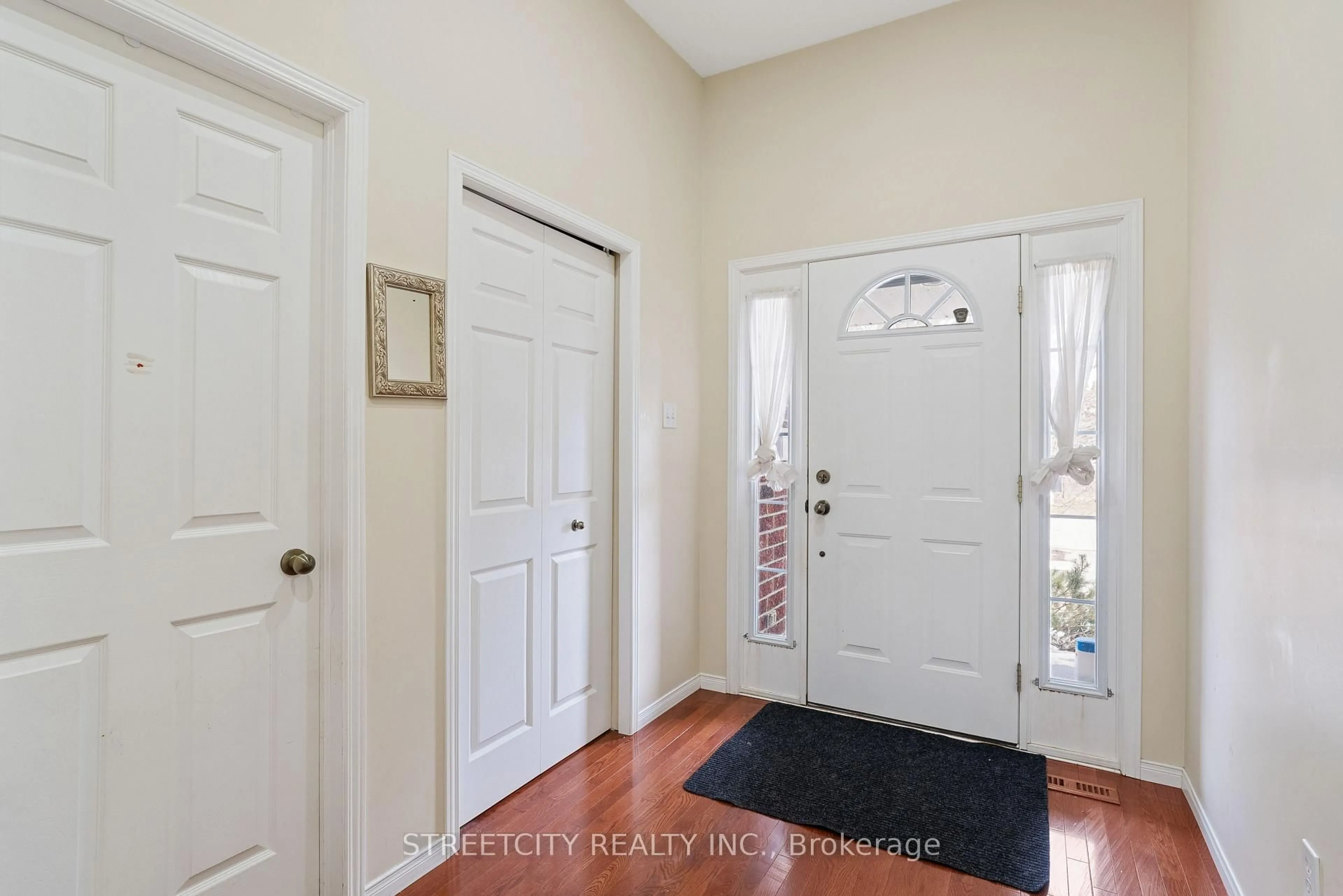 Indoor entryway for 1619 Jubilee Dr, London North Ontario N6G 5K4