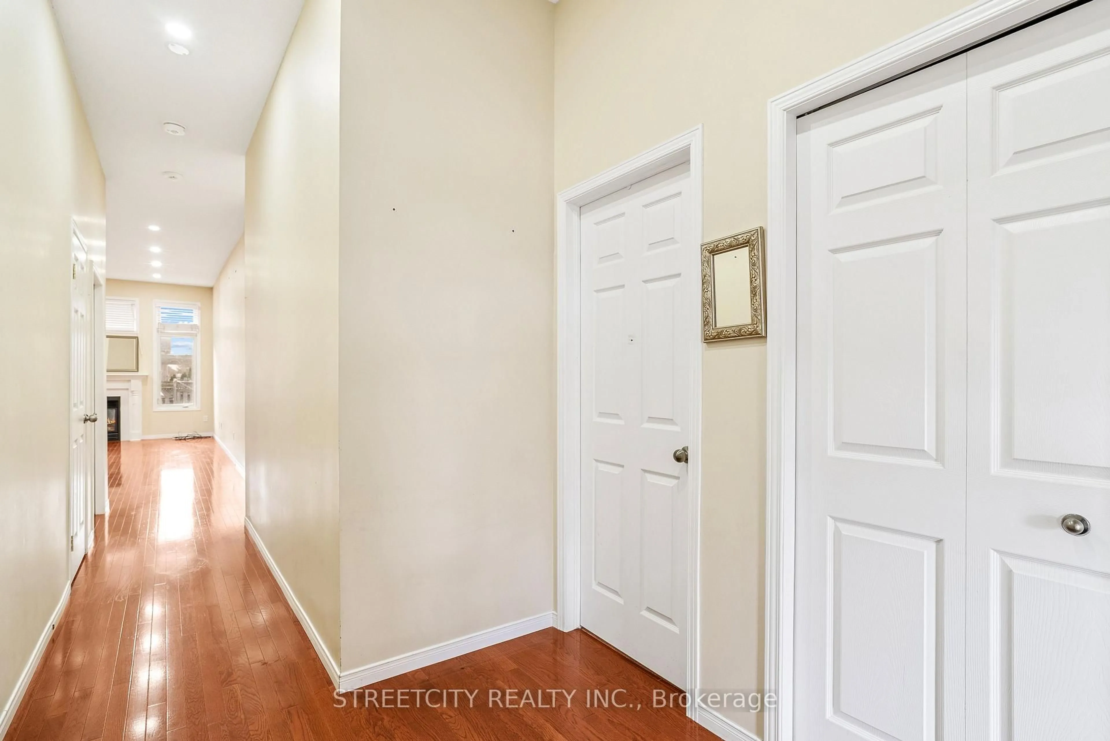 Indoor entryway for 1619 Jubilee Dr, London North Ontario N6G 5K4