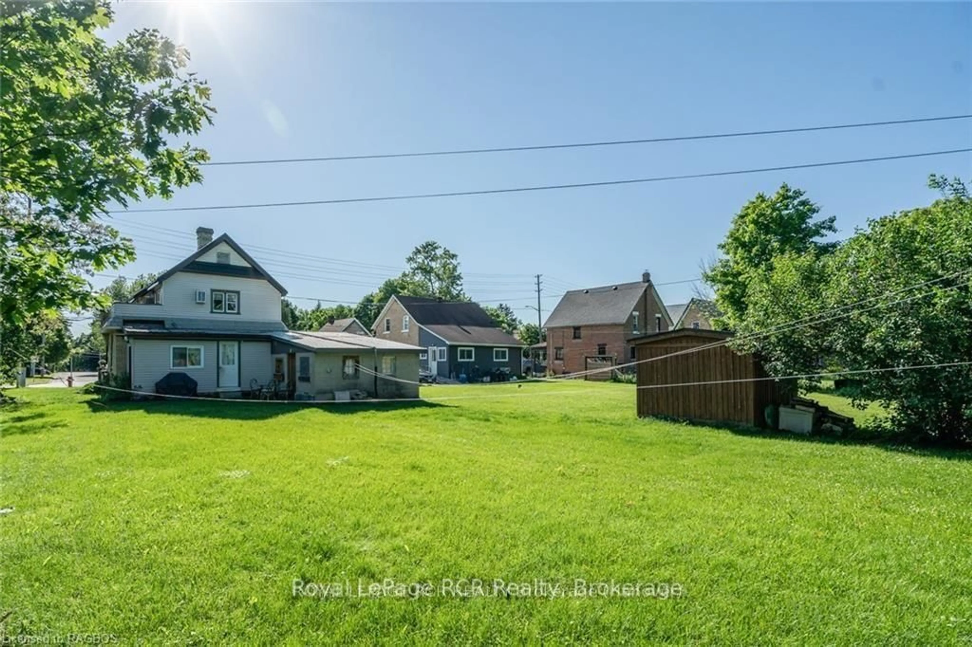 A pic from outside/outdoor area/front of a property/back of a property/a pic from drone, unknown for 581 7TH Ave, Hanover Ontario N4N 2J9