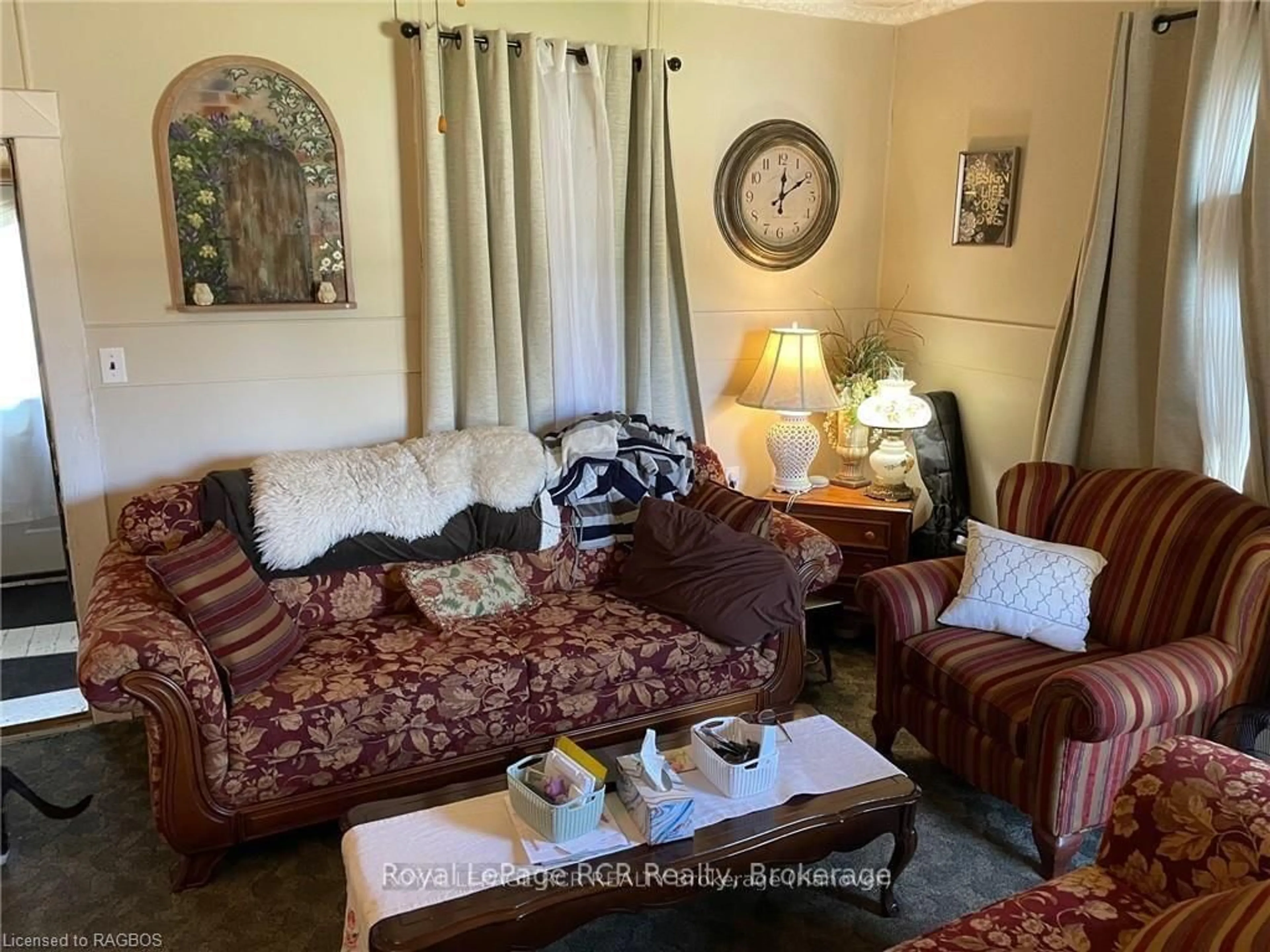 Living room with furniture, unknown for 581 7TH Ave, Hanover Ontario N4N 2J9