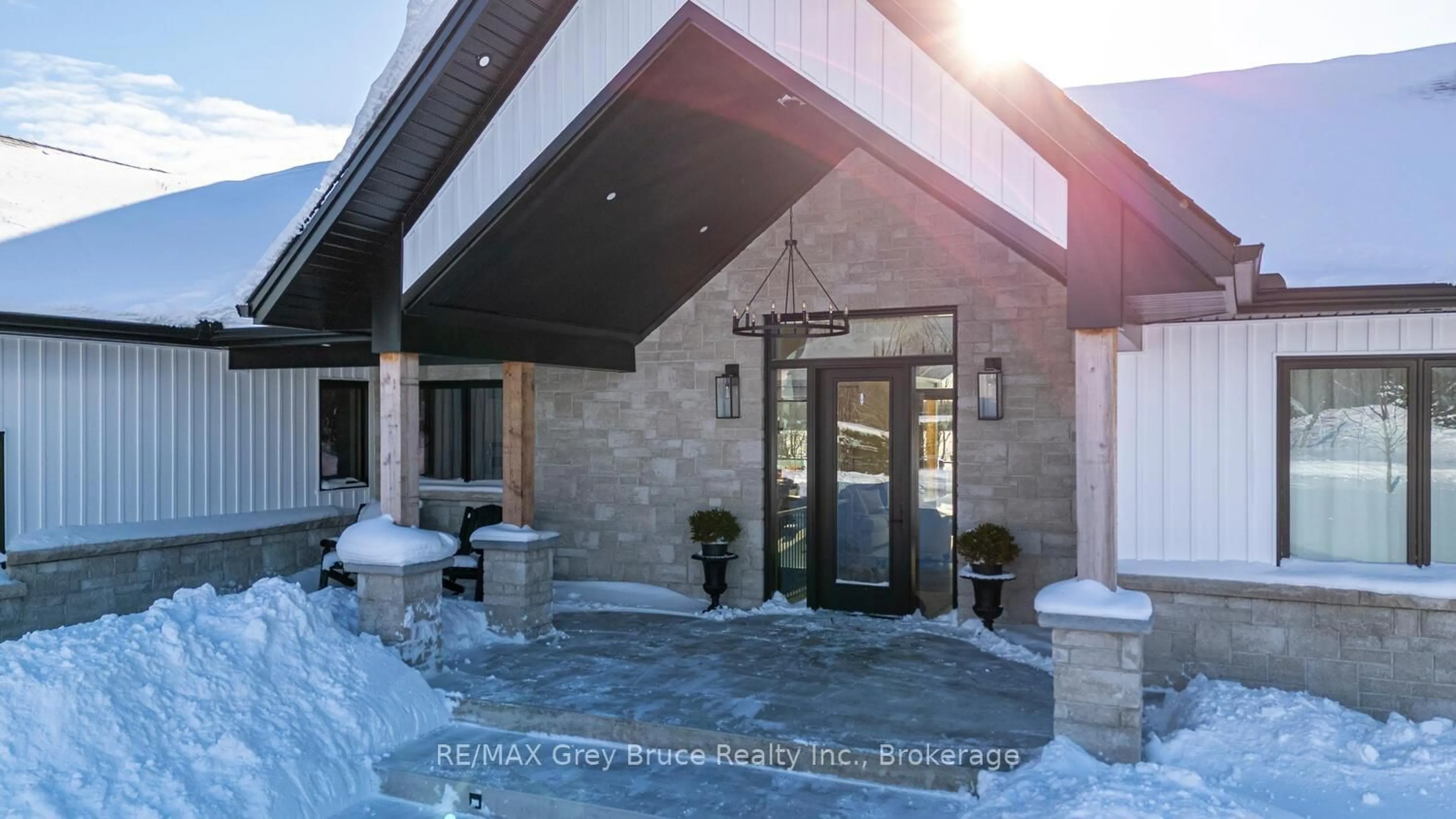 Indoor foyer for 117 Almur Dr, Georgian Bluffs Ontario N0H 2T0