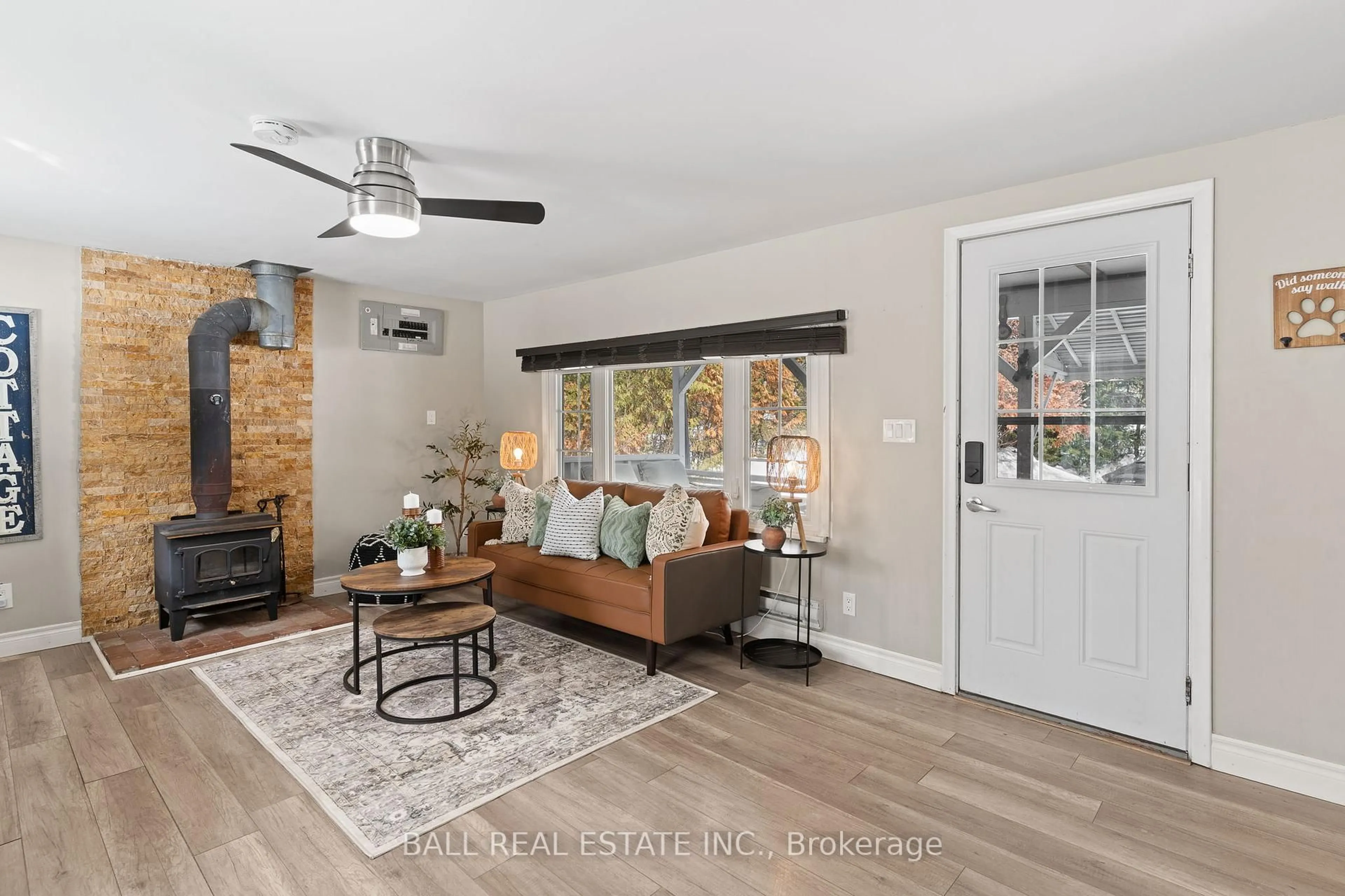 Living room with furniture, unknown for 7 Manchester Tr, Kawartha Lakes Ontario K0M 1A0