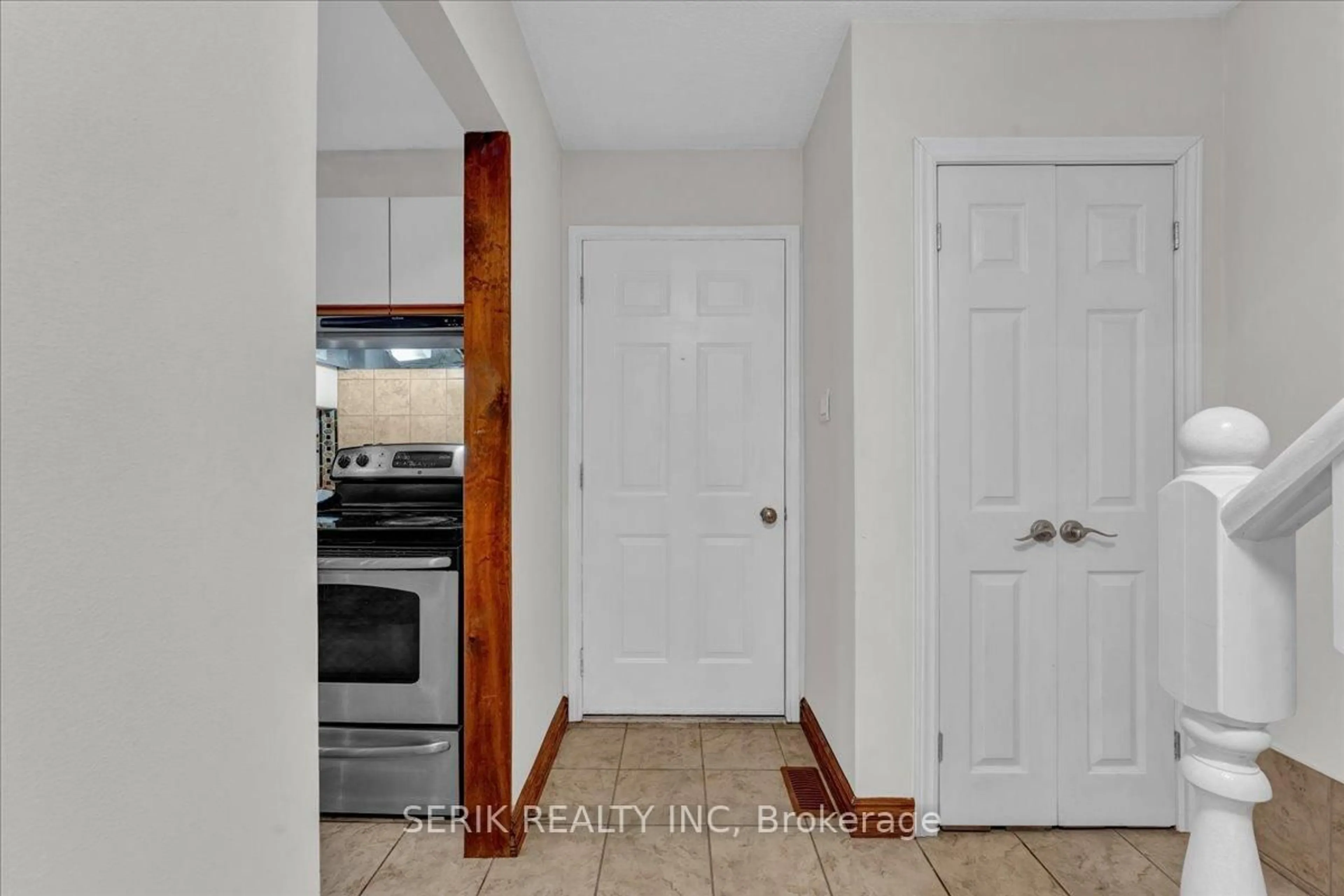 Indoor entryway for 217 Martinet Ave #17, London East Ontario N5V 4P5