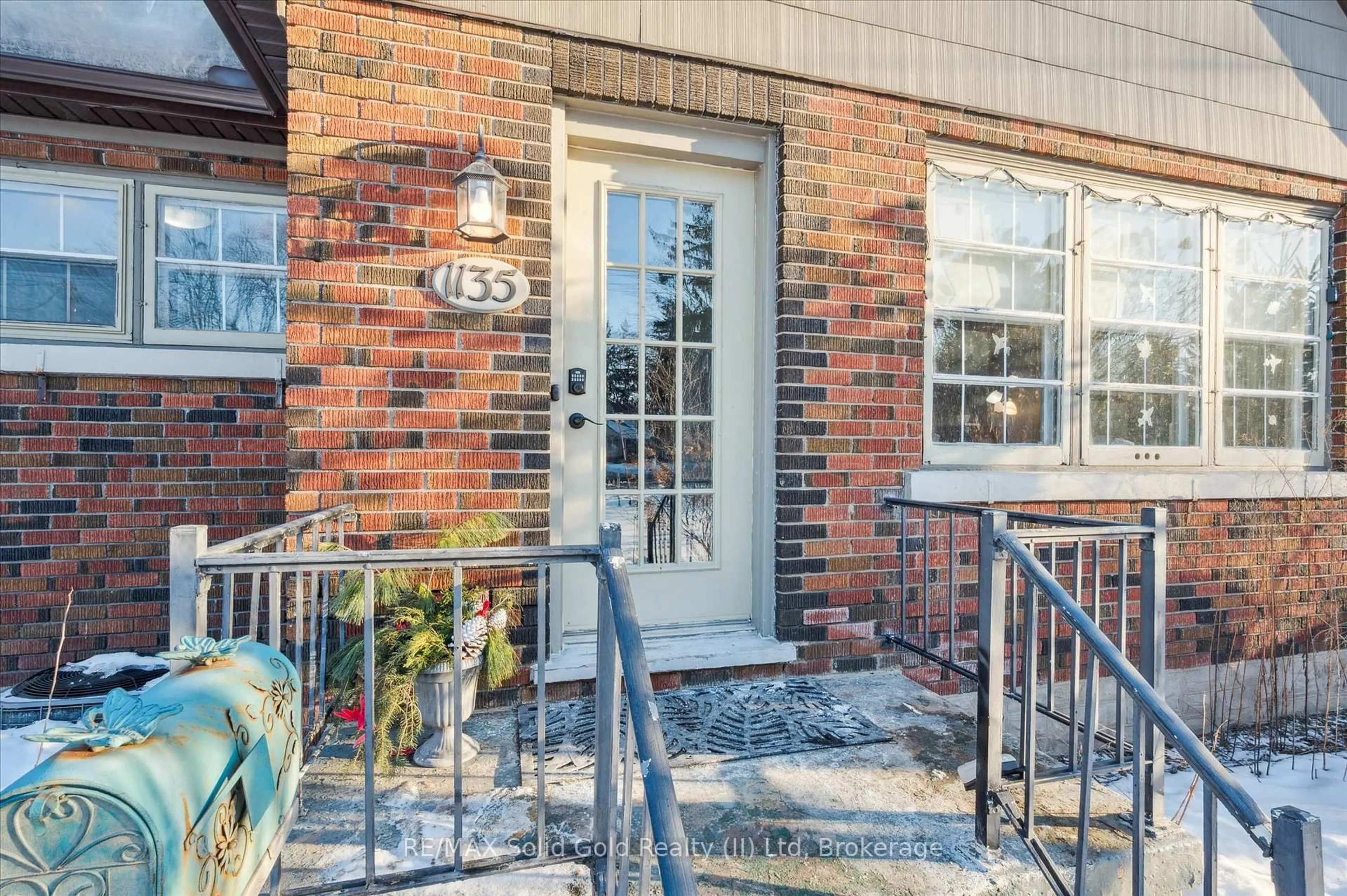 Home with brick exterior material, street for 1135 Queens Blvd, Kitchener Ontario N2M 1B9