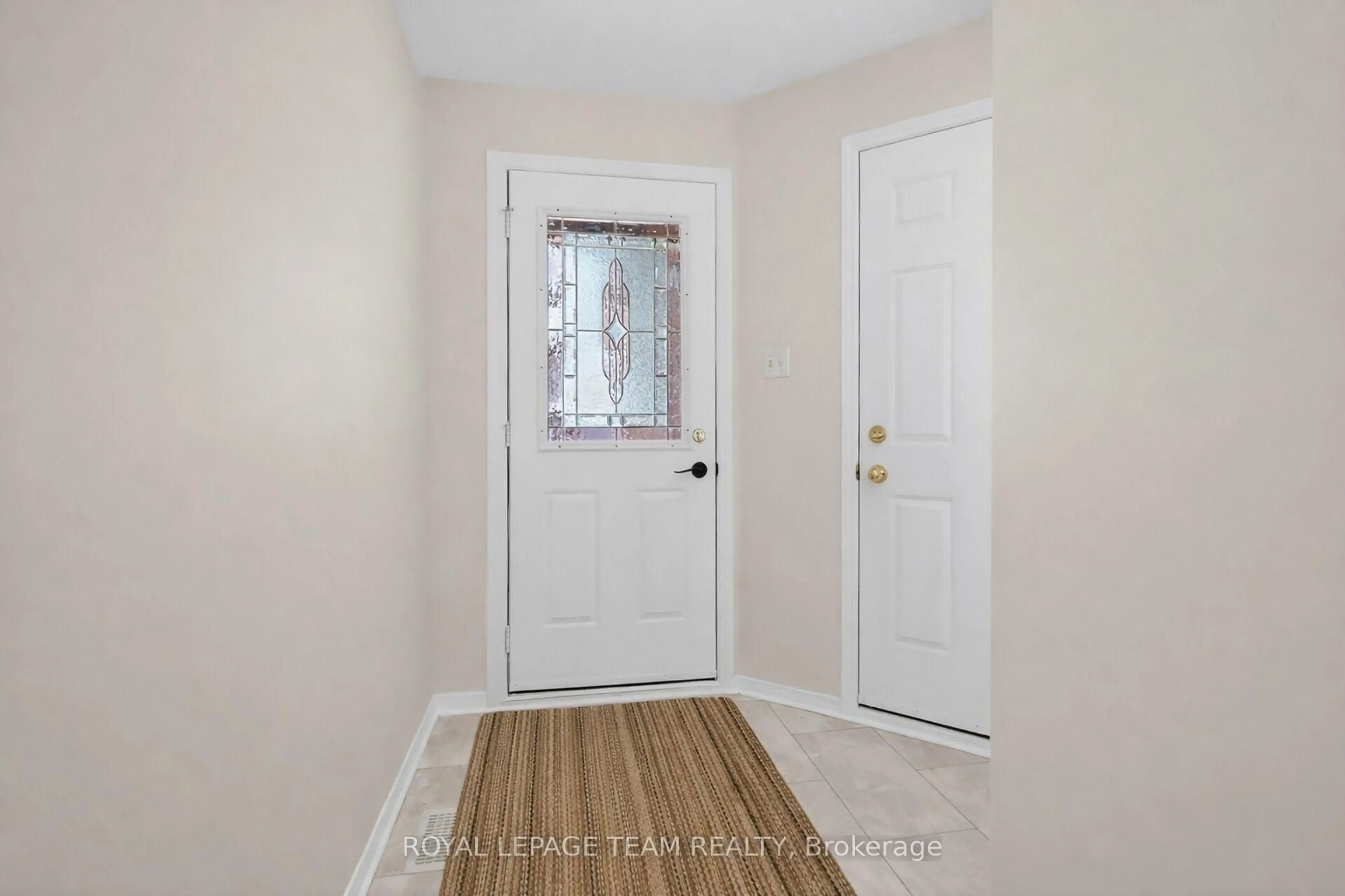 Indoor entryway for 84 Newborough Cres, Ottawa Ontario K2G 6A9
