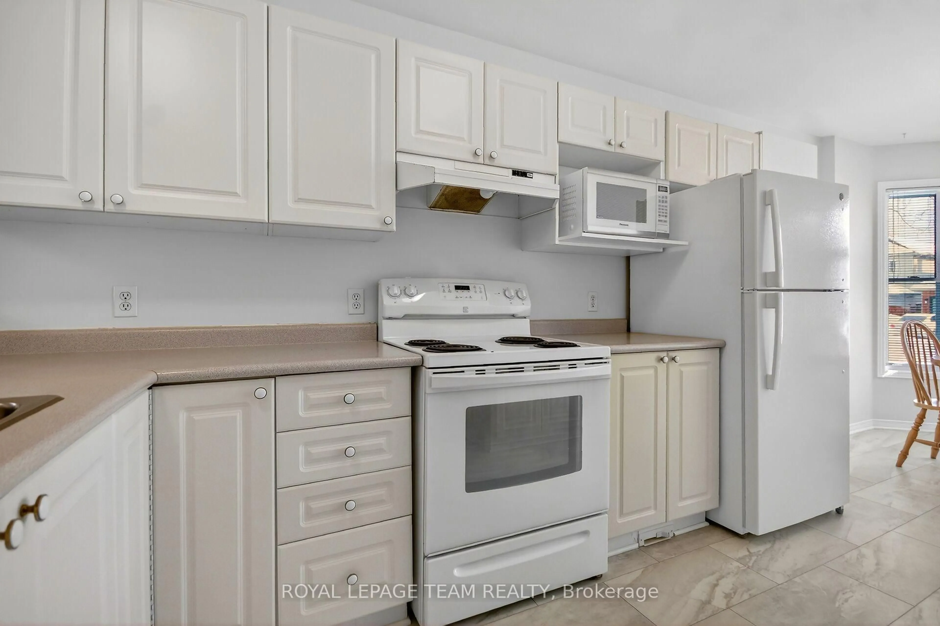 Standard kitchen, unknown for 84 Newborough Cres, Ottawa Ontario K2G 6A9