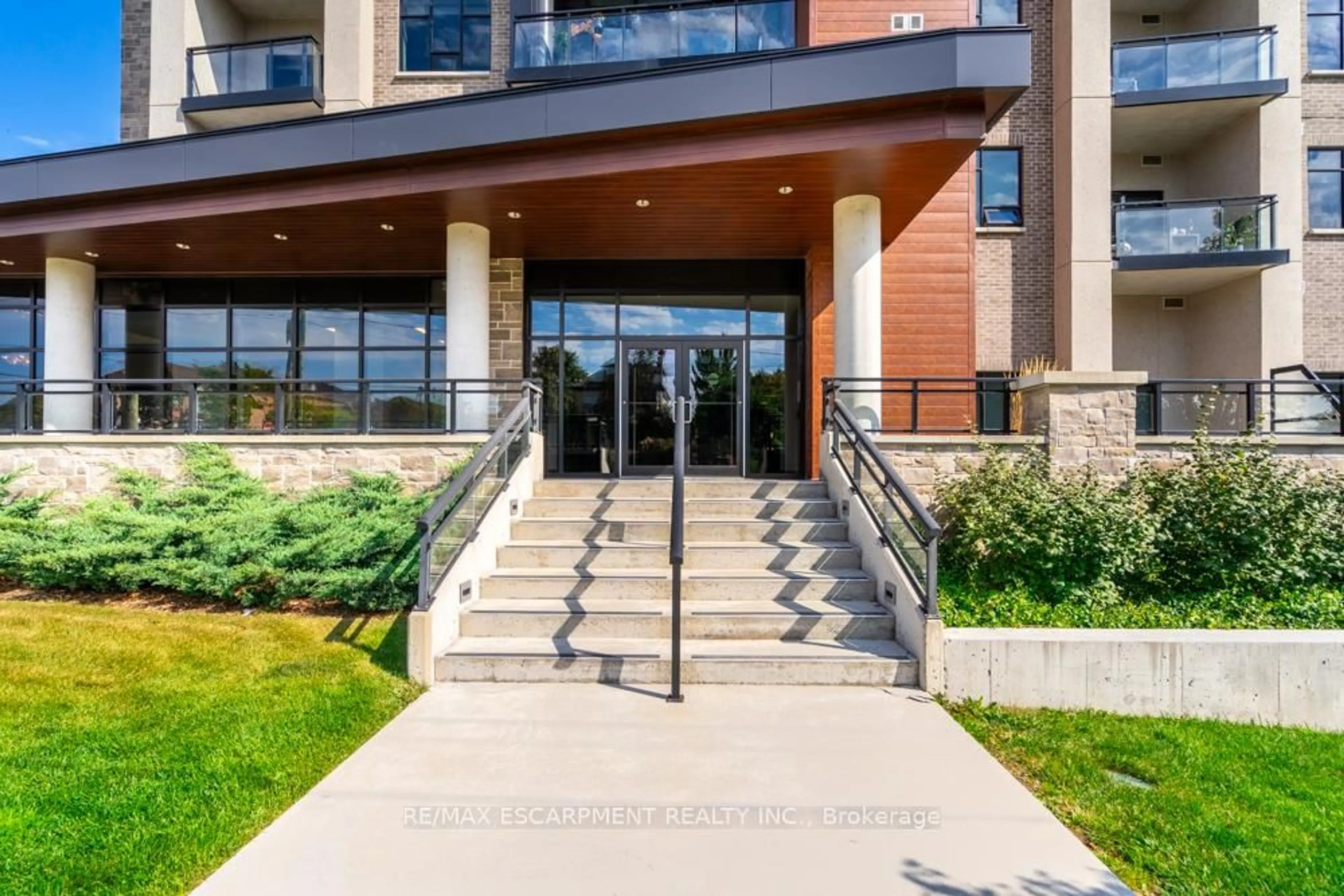 Indoor foyer for 30 Hamilton St #213, Hamilton Ontario L8B 1V8