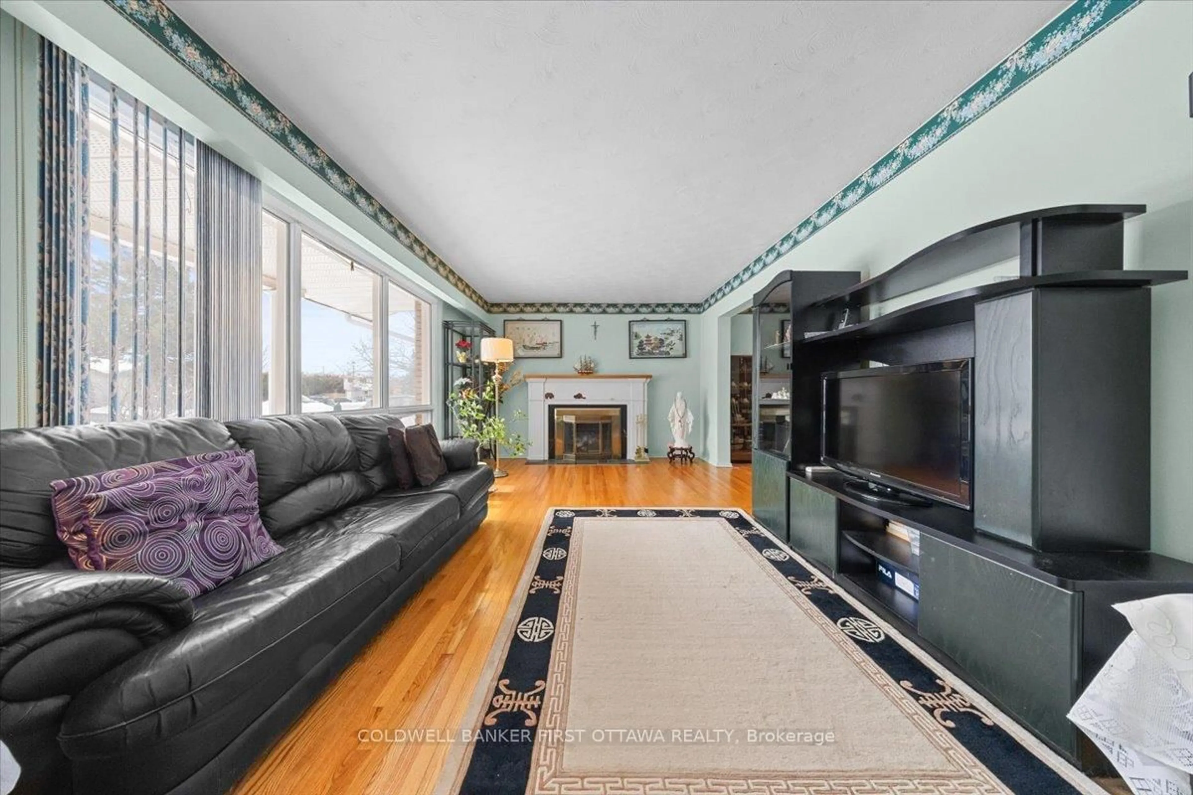 Living room with furniture, unknown for 34 HADLEY Circ, Nepean Ontario K2H 6N9