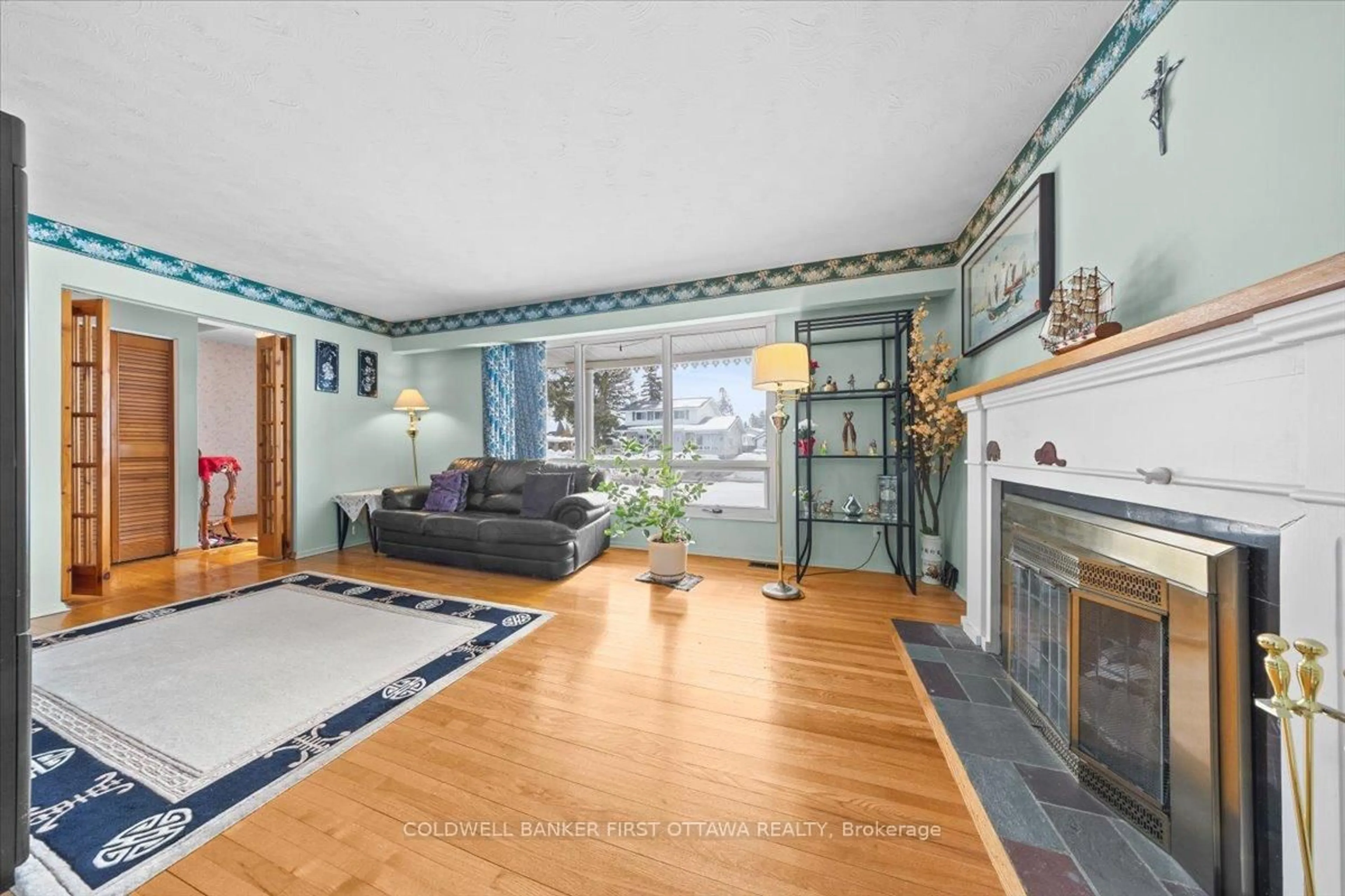 Living room with furniture, unknown for 34 HADLEY Circ, Nepean Ontario K2H 6N9