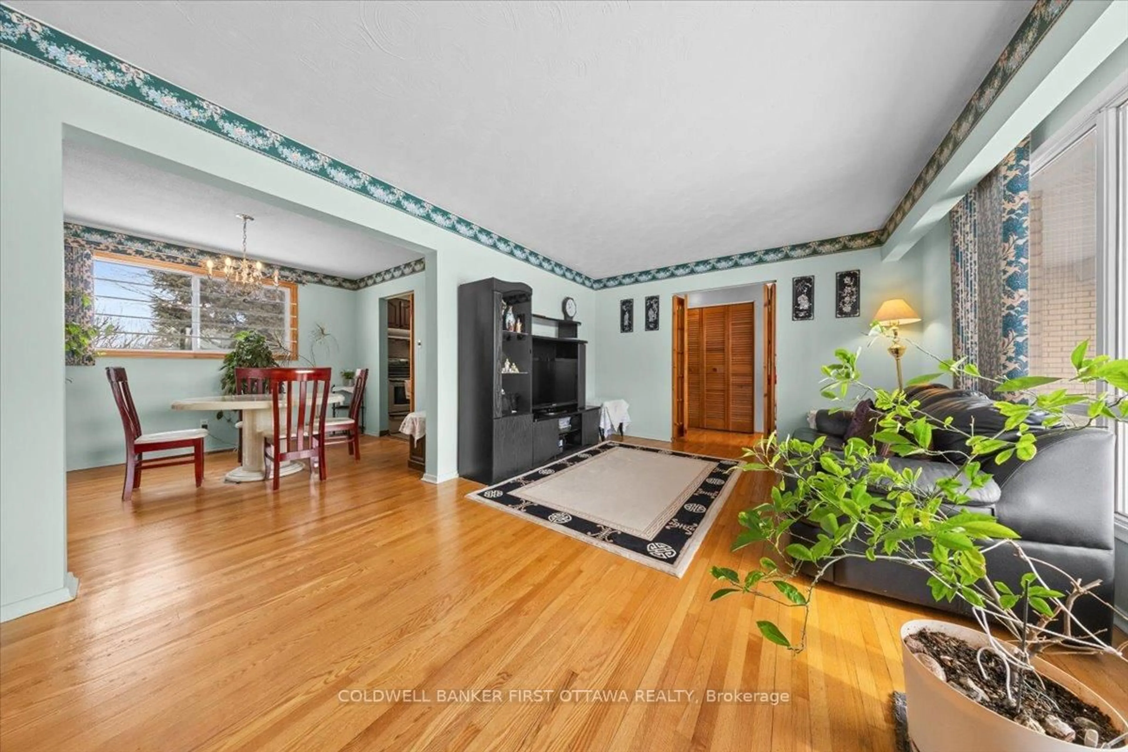 Indoor foyer for 34 HADLEY Circ, Nepean Ontario K2H 6N9