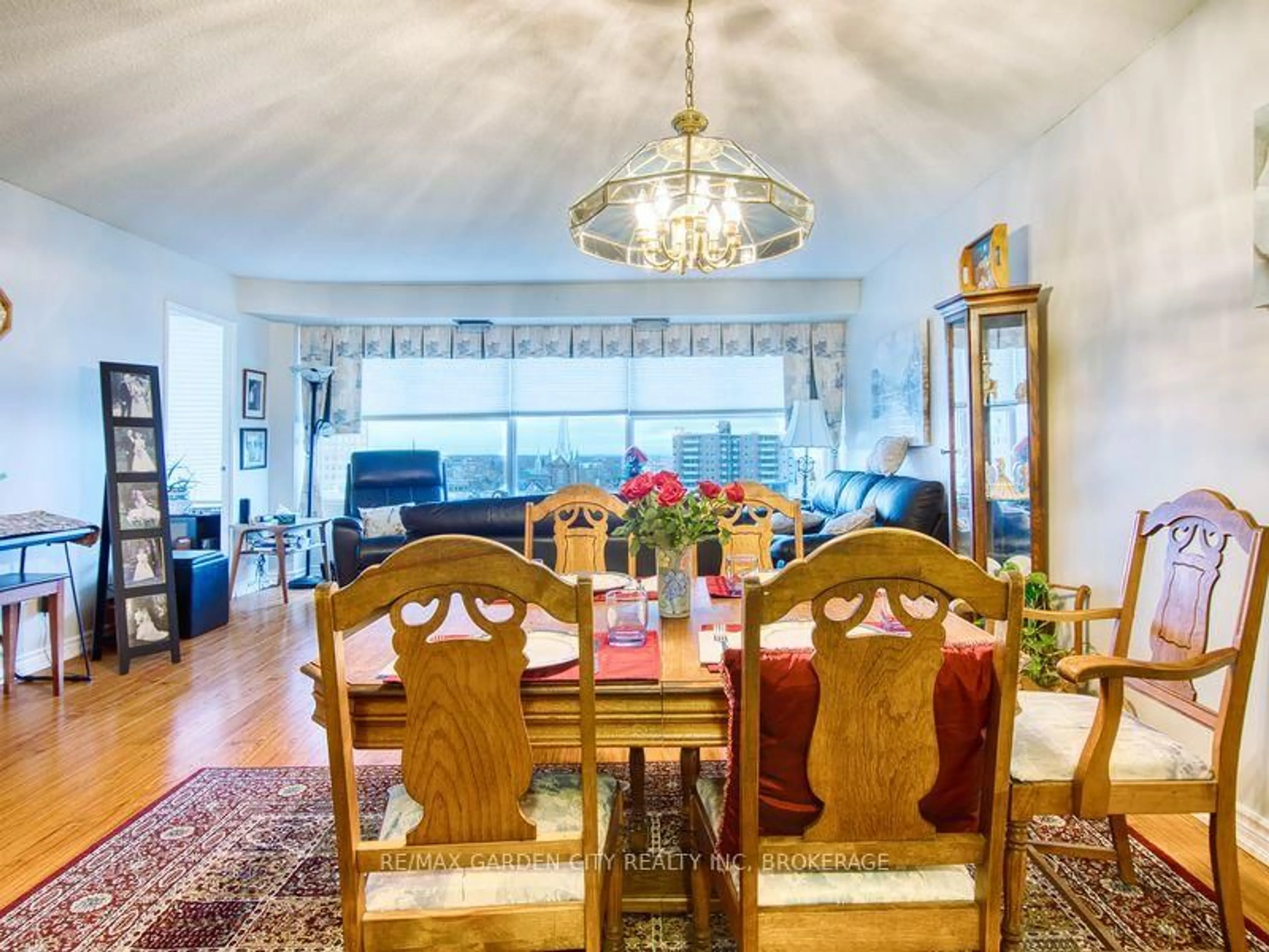 Dining room, wood/laminate floor for 7 Gale Cres #1110, St. Catharines Ontario L2R 7M8