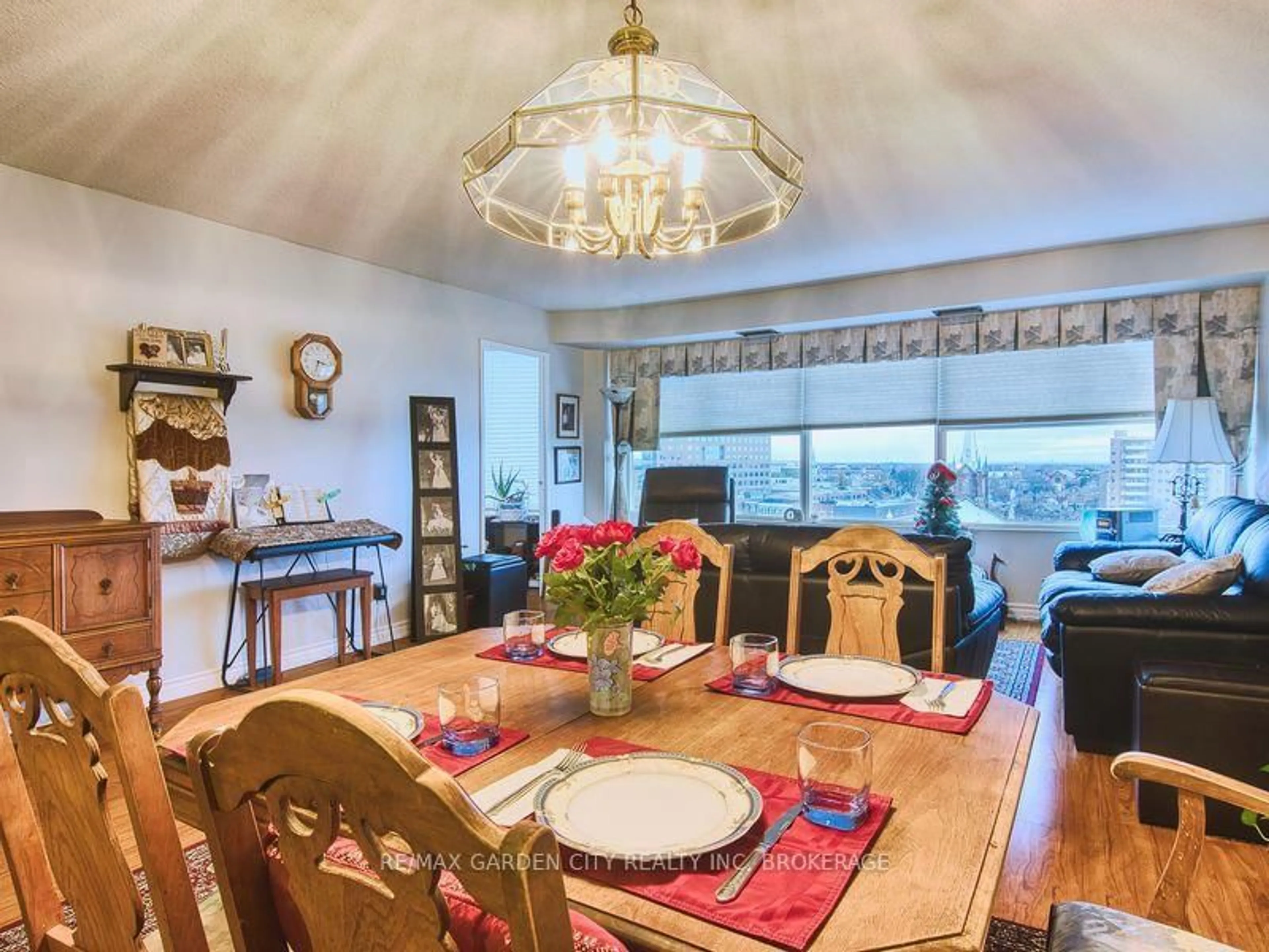 Dining room, wood/laminate floor for 7 Gale Cres #1110, St. Catharines Ontario L2R 7M8